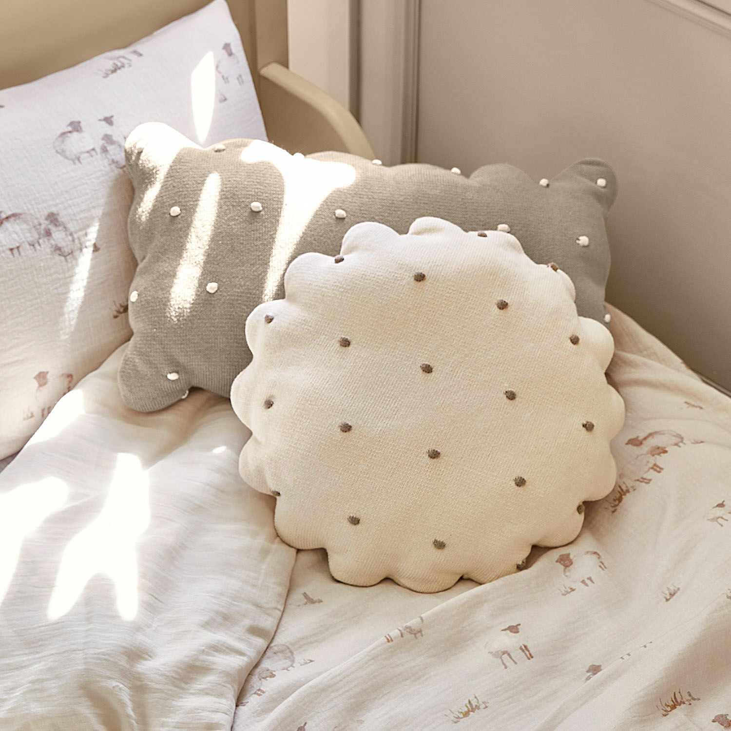 Kussen set van 2 Saphie Ronde en rechthoekige decoratieve kussens van katoen in beige en grijs op een licht bed