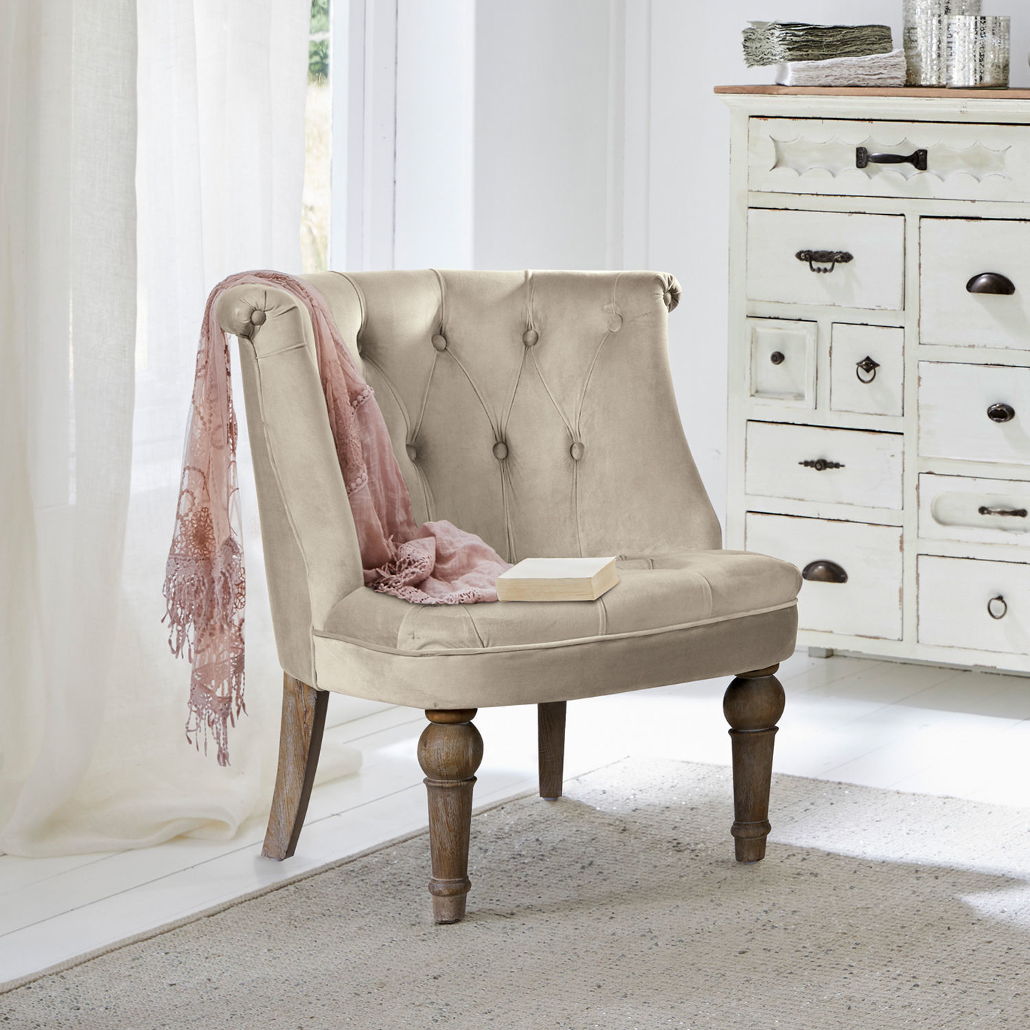 Fauteuil Ardilleux Beige fluwelen fauteuil met houten poten en knoopstiksel, stijlvolle woonkamermeubel