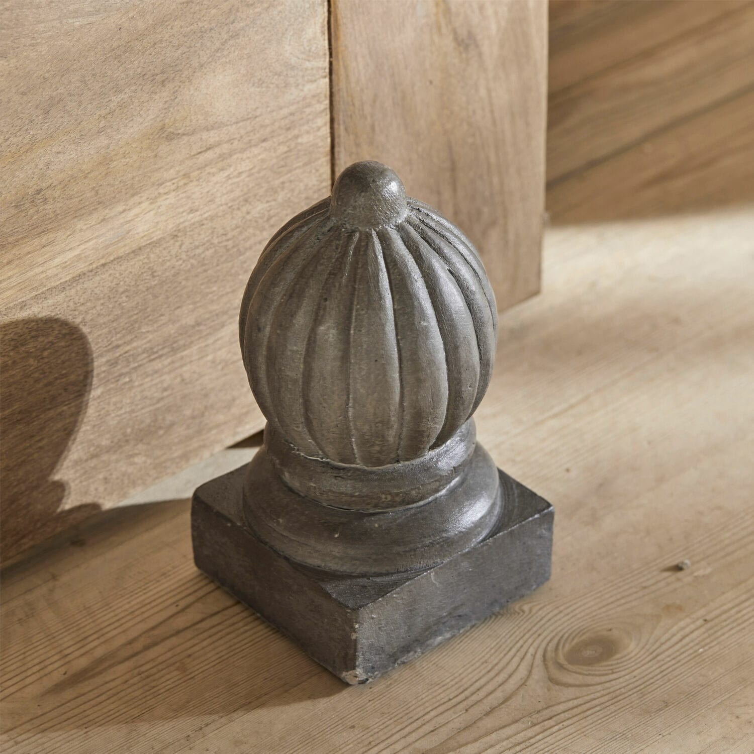 Deurstopper Bogataj Decoratief grijs metalen element in vintage stijl op houten ondergrond
