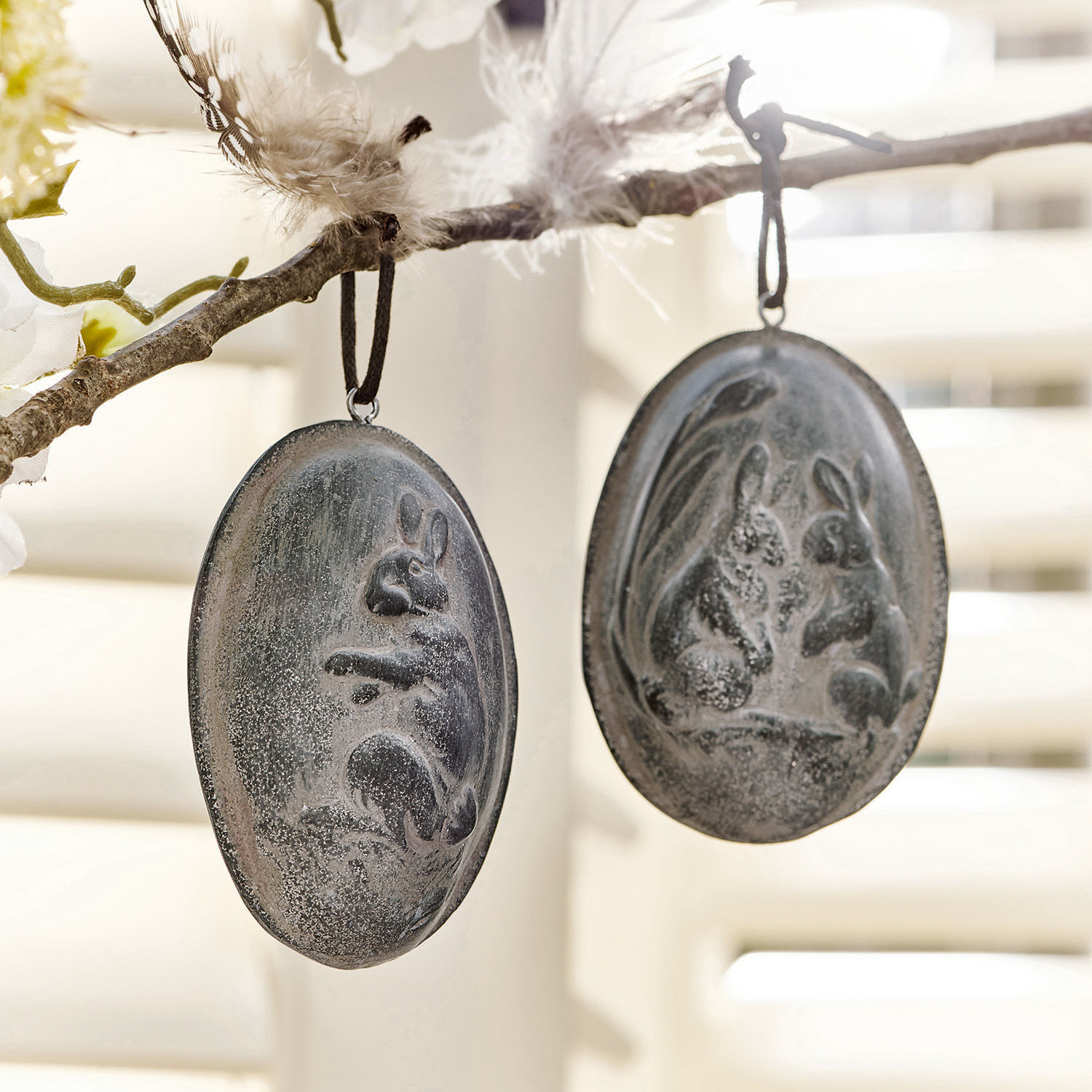 Paasei set van 2 Fjarill Metalen hangers met konijnenmotief in grijs aan decoratieve tak