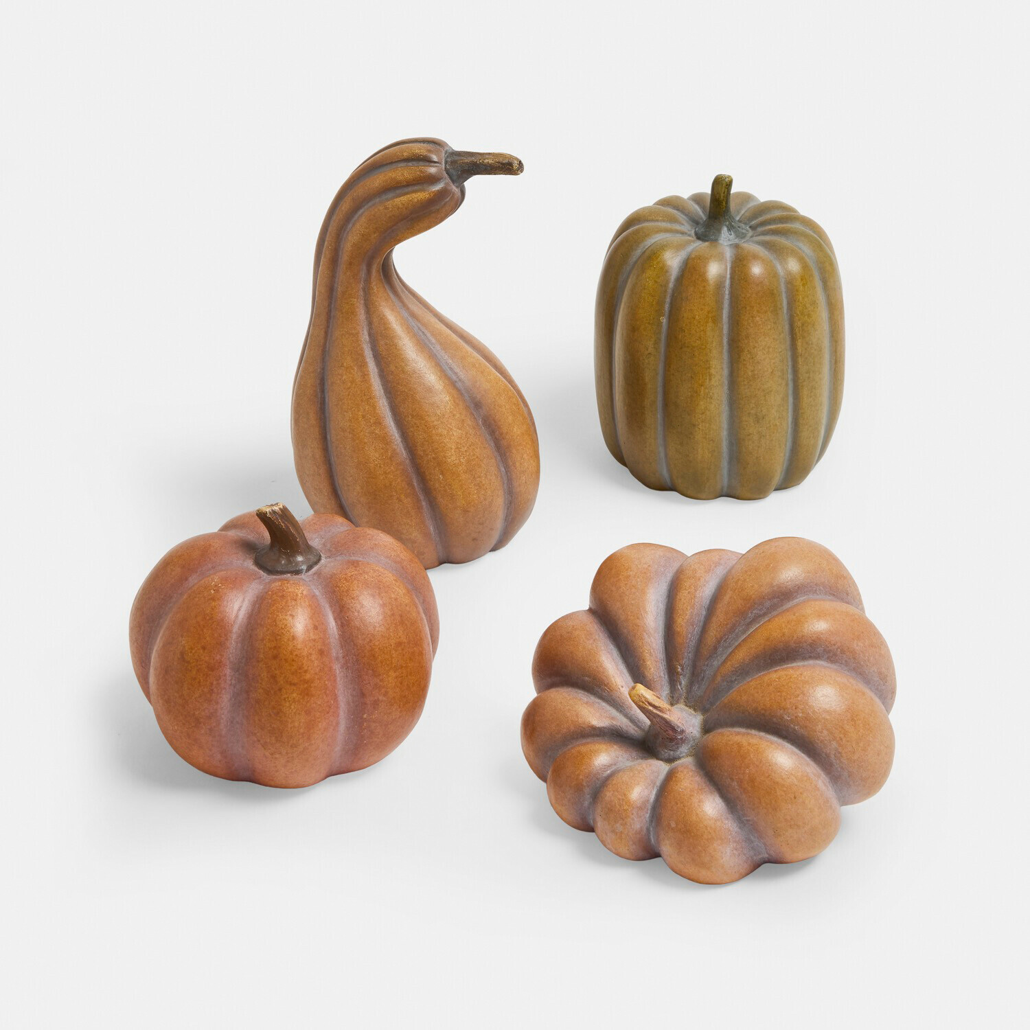 Decoratieve keramische pompoenen in bruine en groene tinten, ideaal voor herfstige interieurdecoratie