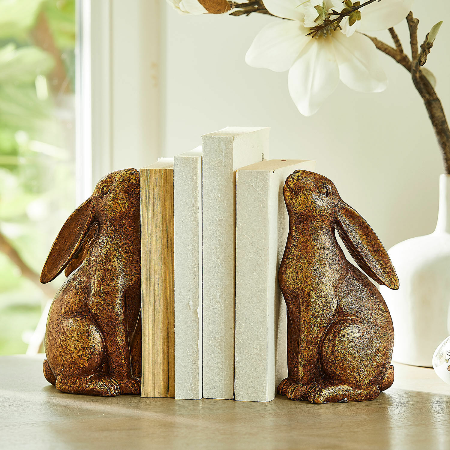 Boekensteun set van 2 Turexil Set decoratieve boekensteunen in de vorm van konijnen van bruin metaal op houten tafel