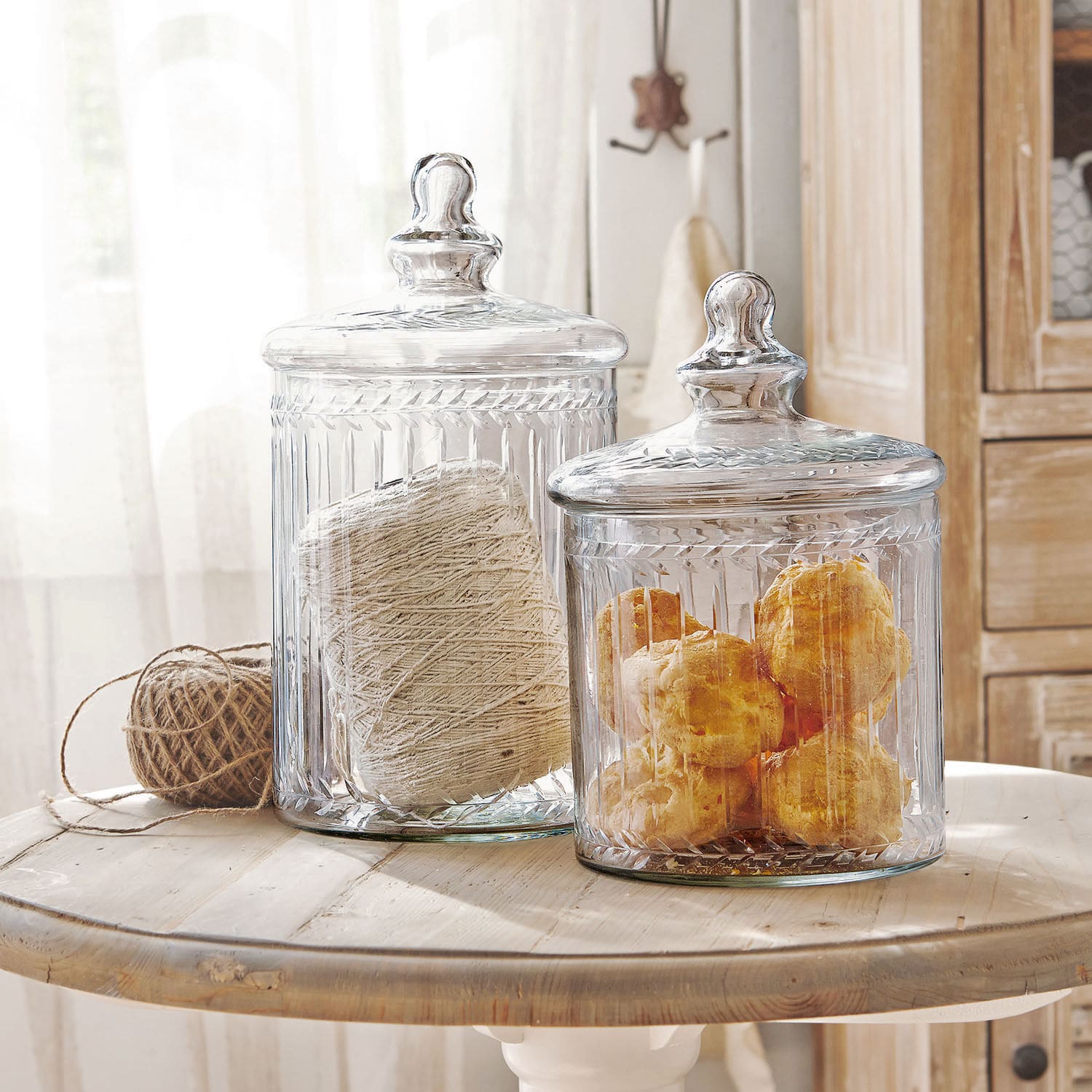 Glazen pot set van 2 Maledisant Transparante glazen potten met deksels gevuld met touw en gebak op een houten tafel