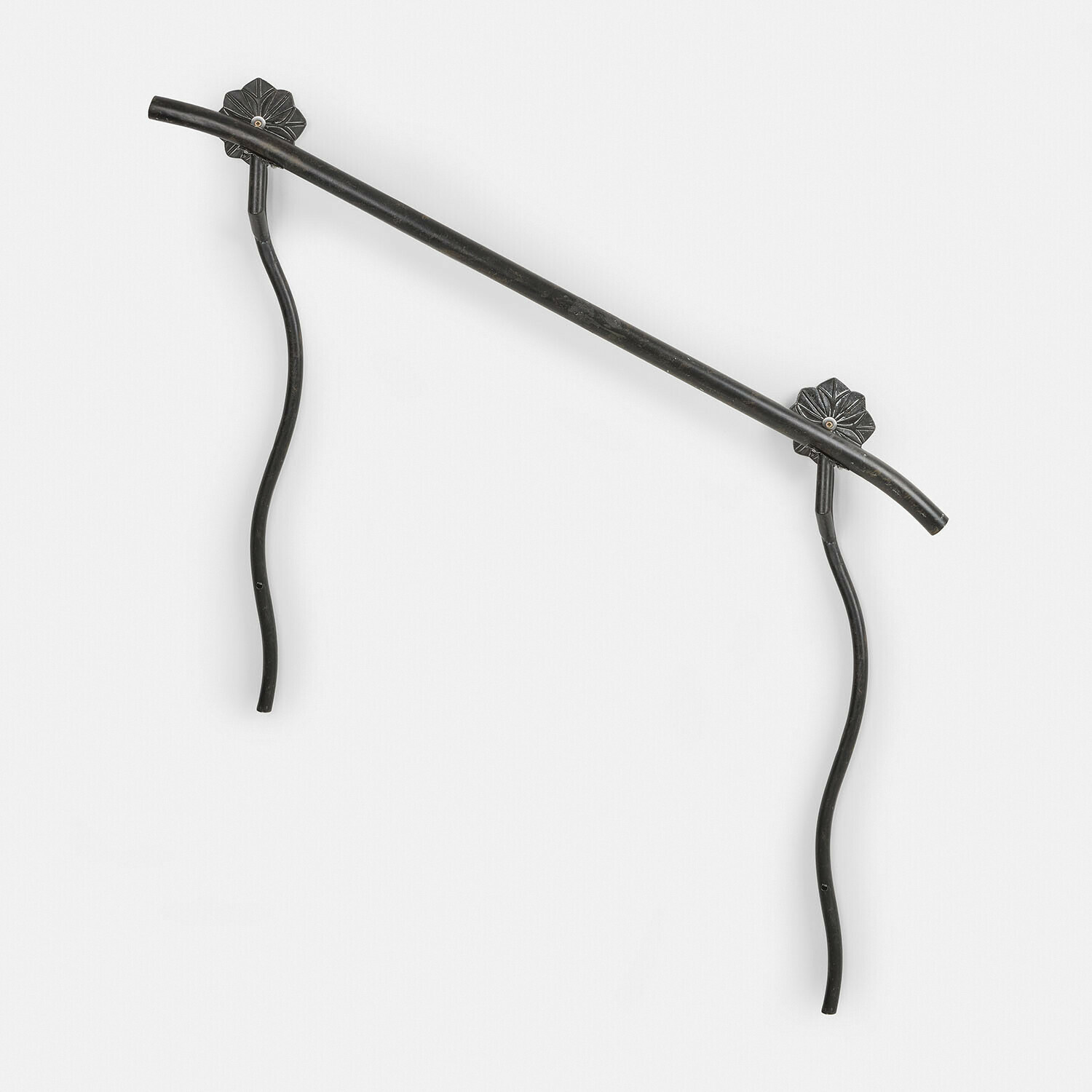 Zwarte metalen wandgreep met golvende poten en decoratieve bevestigingen voor interieurdecoratie