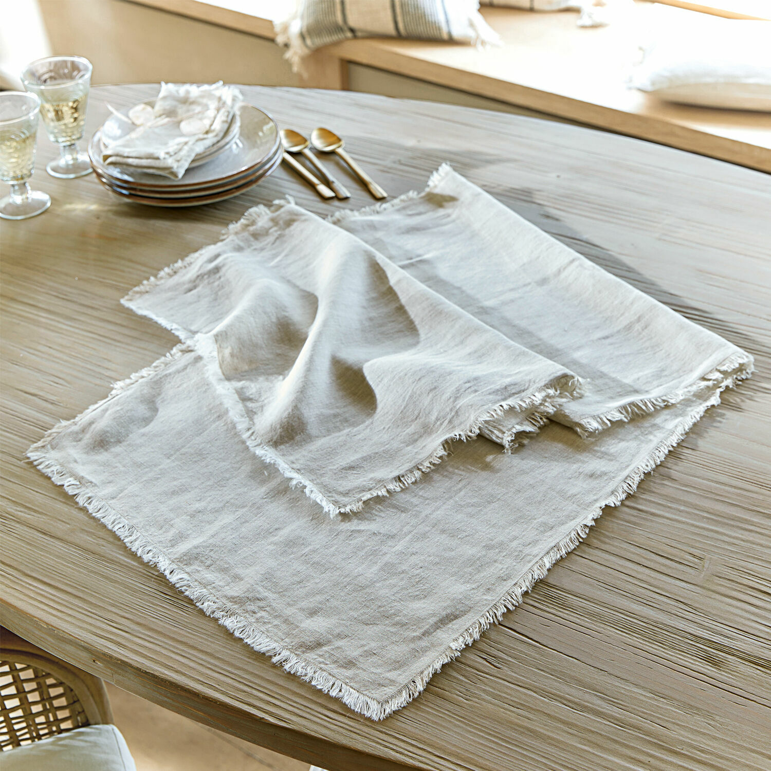 Tafelloper Topsfield Beige linnen servetten met franjes op houten tafel voor eetkamerdecoratie