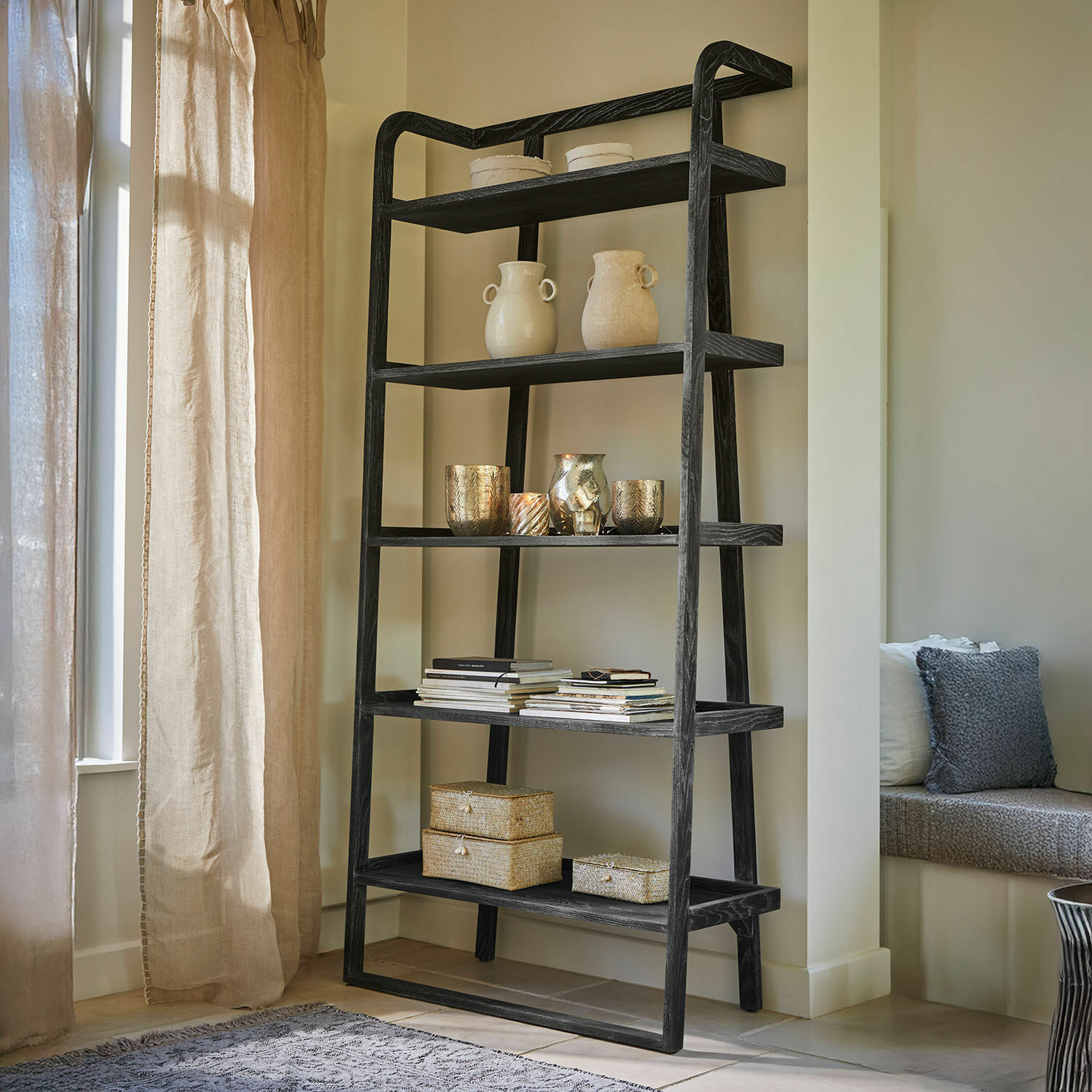 Wandkast Brelanon Zwarte houten kast met vijf planken, versierd met vazen, kaarsenhouders en dozen, modern woonkamermodel