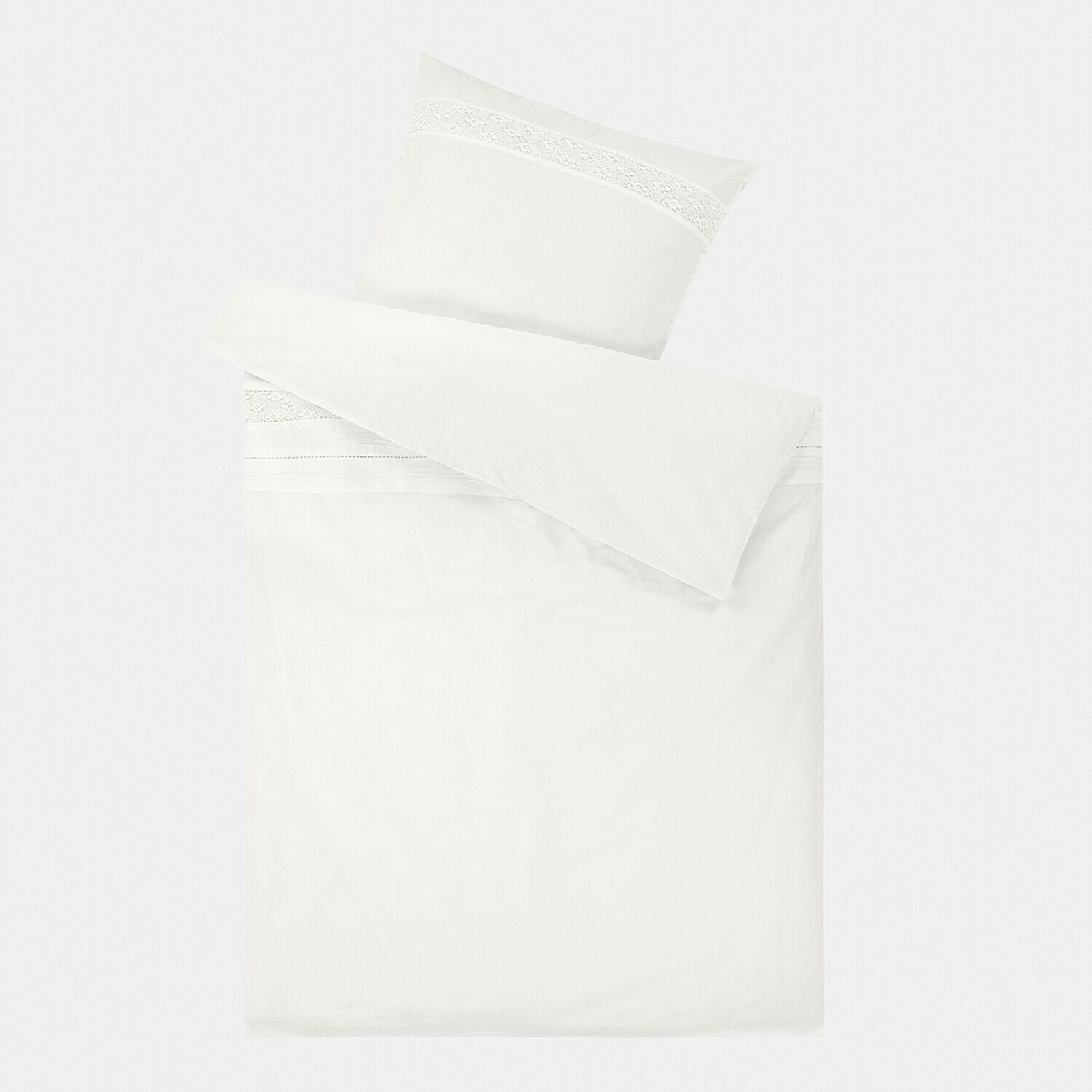 Witte katoenen beddengoed met fijne kant, zacht en geschikt voor een stijlvolle slaapkamer