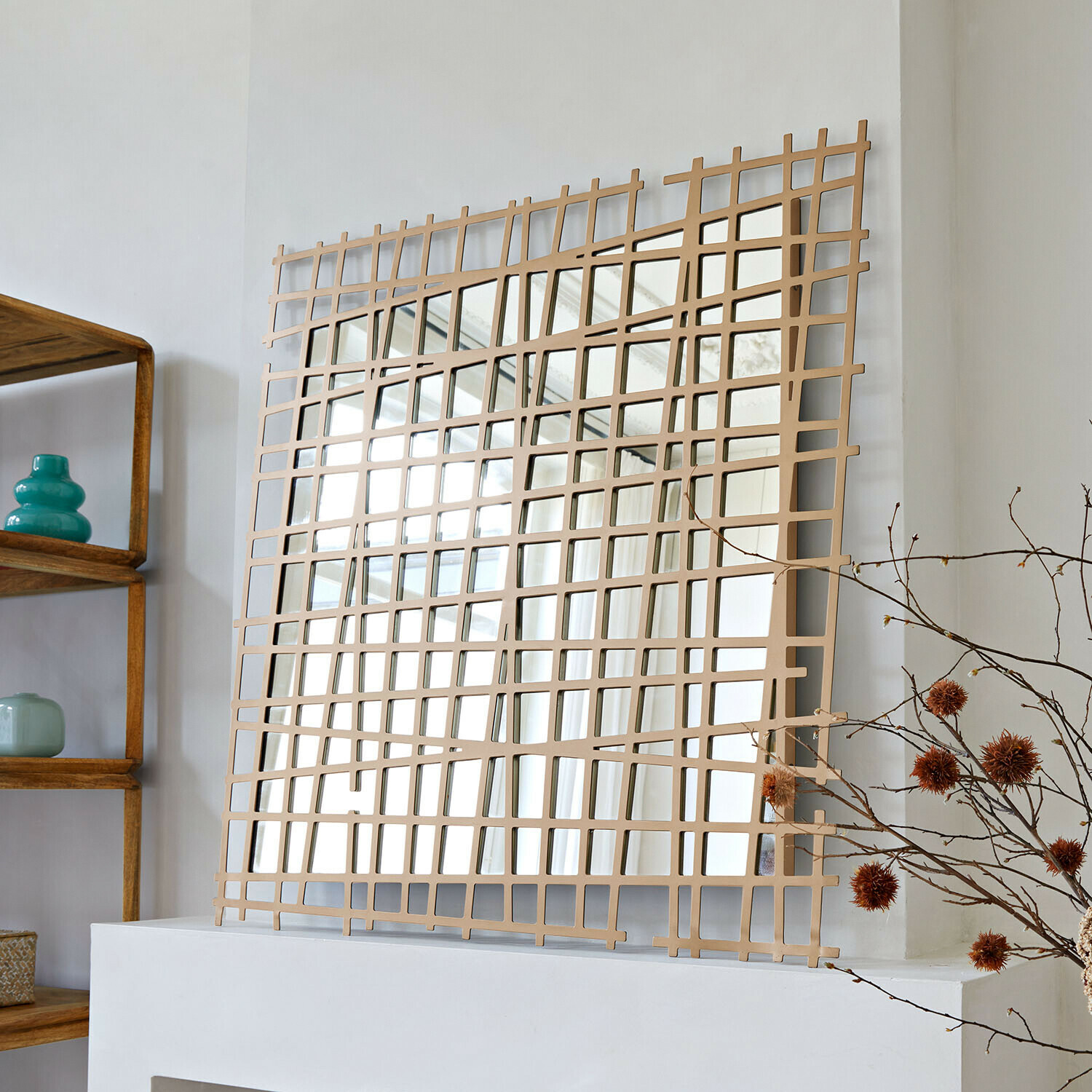 Spiegel Arovian Modern decoratief spiegel met beige metalen frame en geometrisch patroon voor woonkamer
