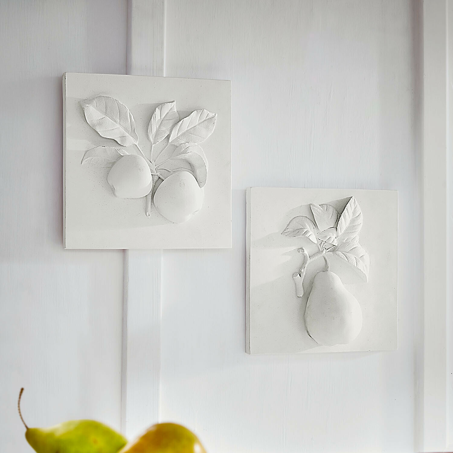Wanddecoratie set van 2 Mirabellas Witte keramische wandtegels met reliëf van fruit en bladeren, decoratieve wandversiering voor keuken