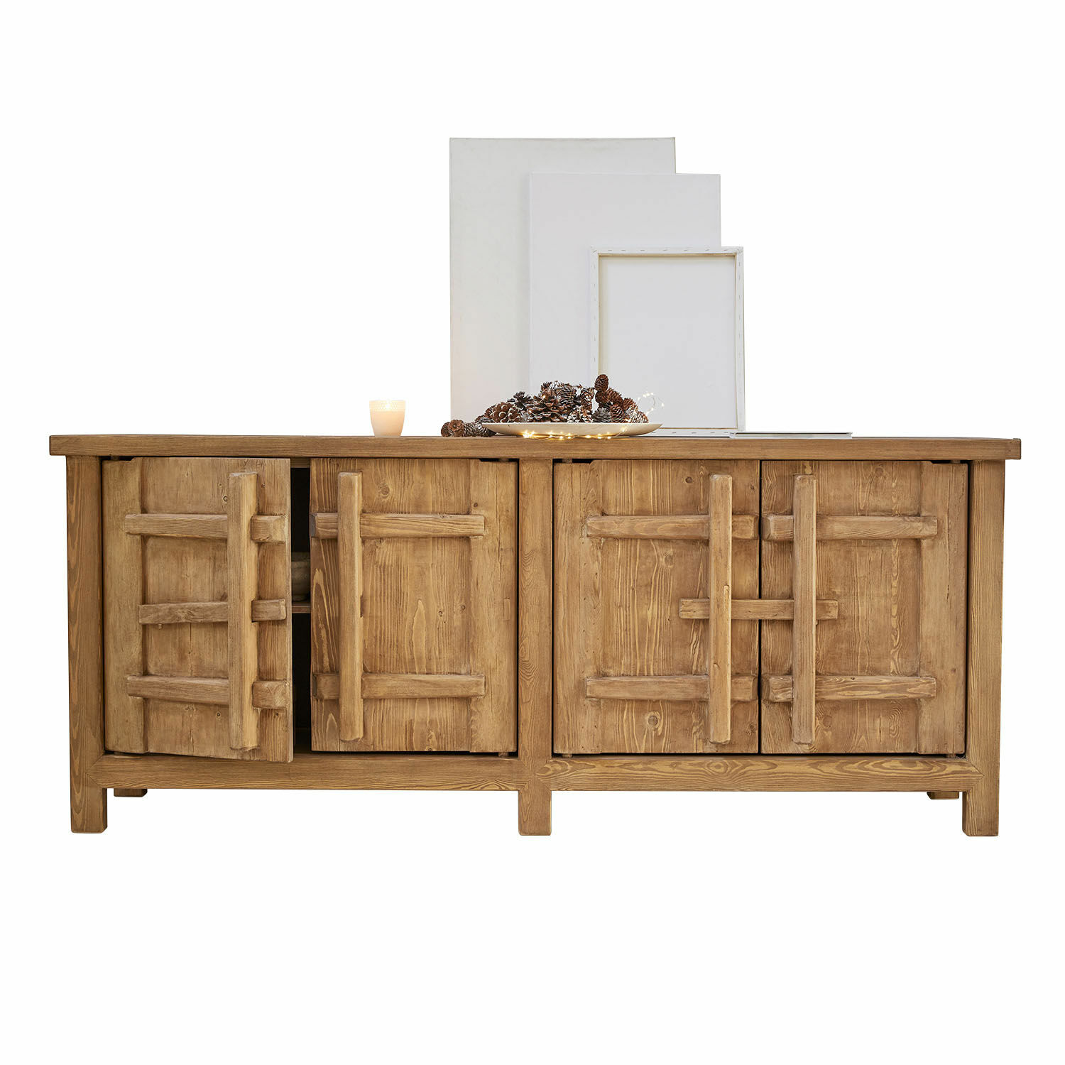 Dressoir van natuurlijk hout met decoratieve deuren en dennenappeldecoratie op het blad