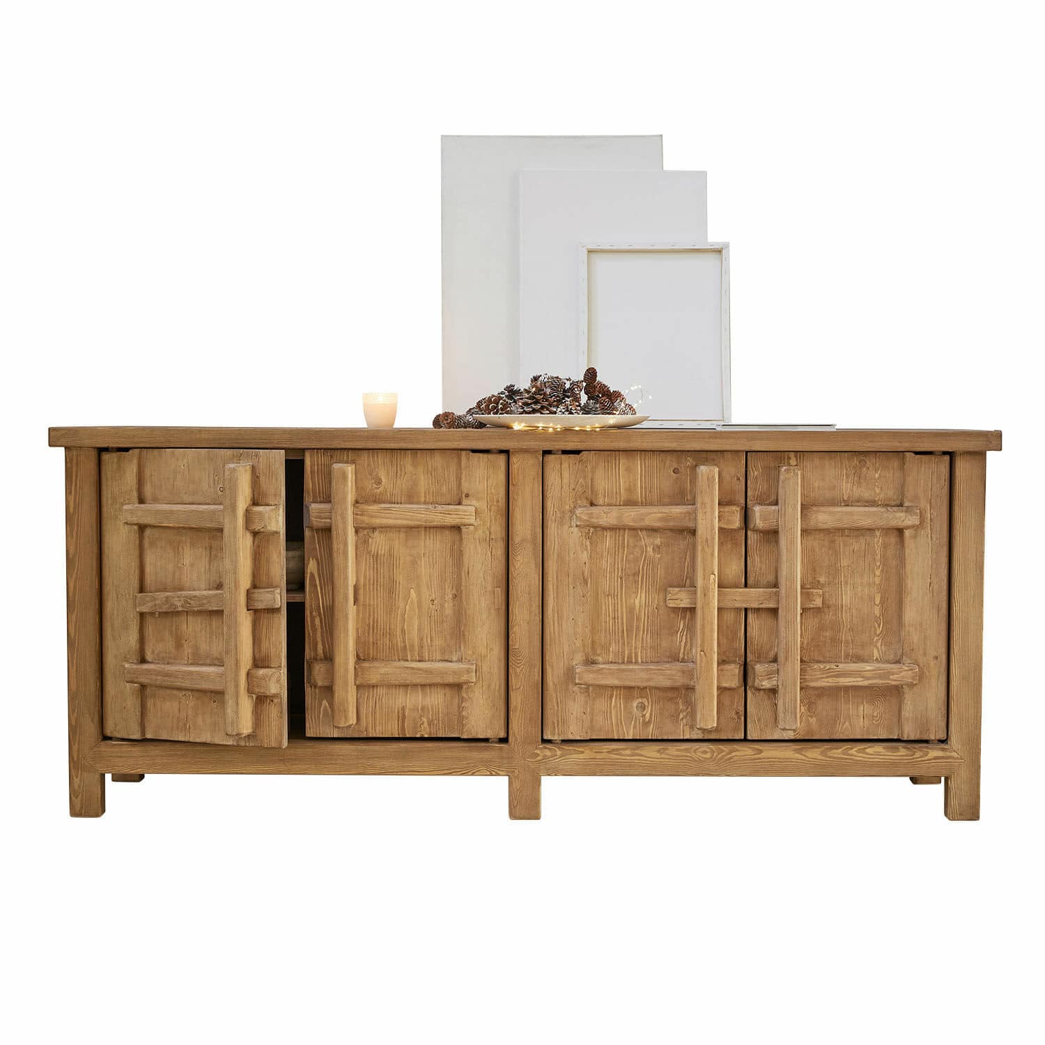 Dressoir Trésorique Dressoir van natuurlijk hout met decoratieve deuren en dennenappeldecoratie op het blad