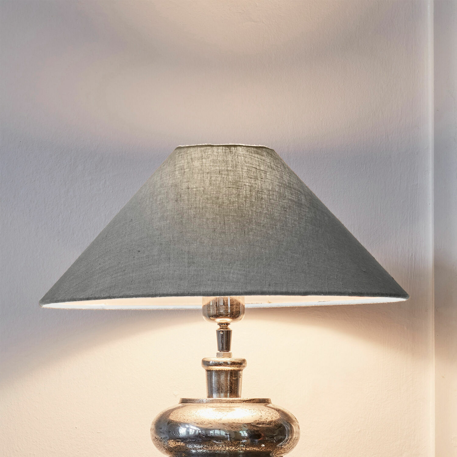 Lampenkap Emmera Tafellamp met metalen voet en grijze linnen kap voor sfeervolle interieurverlichting