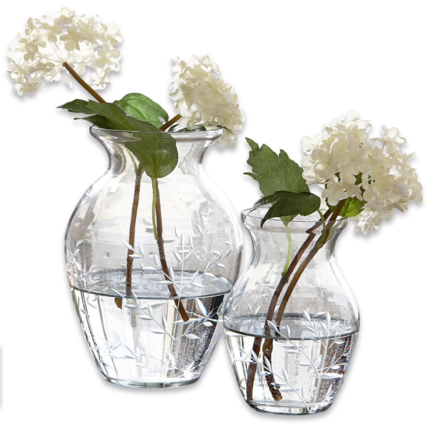 Vaas set van 2 Paimpont Twee transparante glazen vazen met gegraveerd patroon en witte decoratieve bloemen binnenin