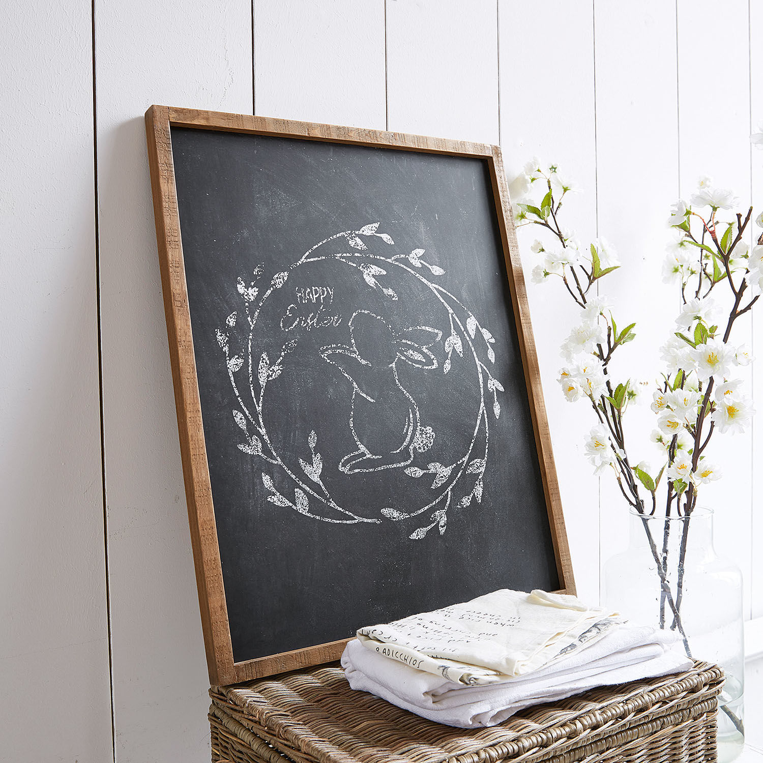 Krijtbord met houten lijst en tekening van konijn met tekst Happy Easter, paasdecoratie