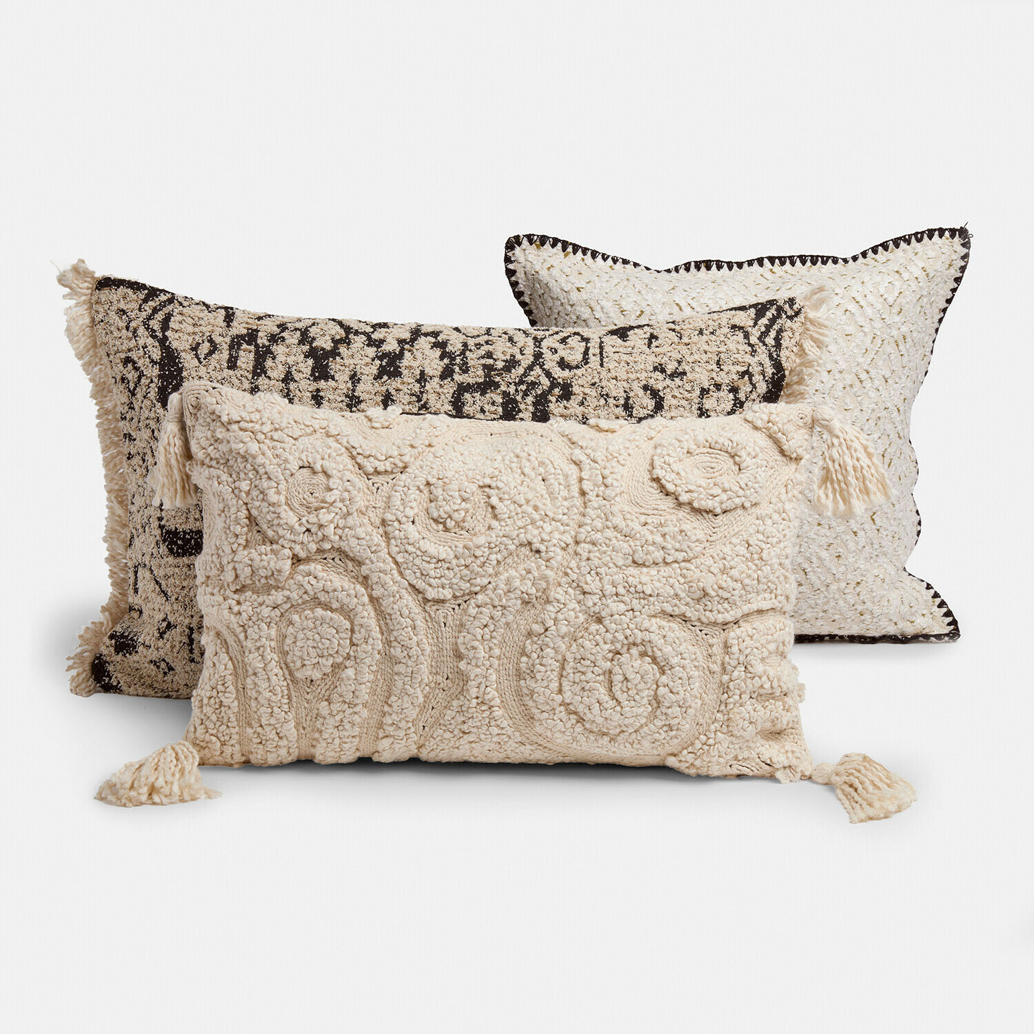 Set van drie decoratieve kussens in crème en zwart met textuur en kwastjes voor sfeervolle inrichting