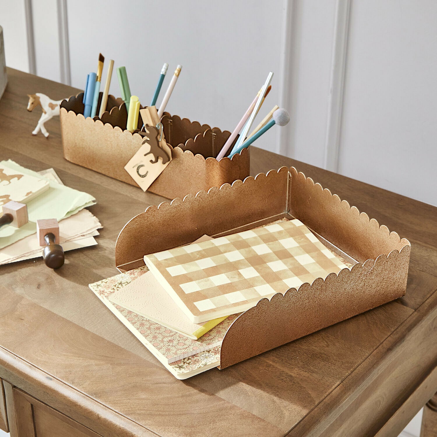 Bruine metalen bureau-organizer met golvende randen voor pennen en notities