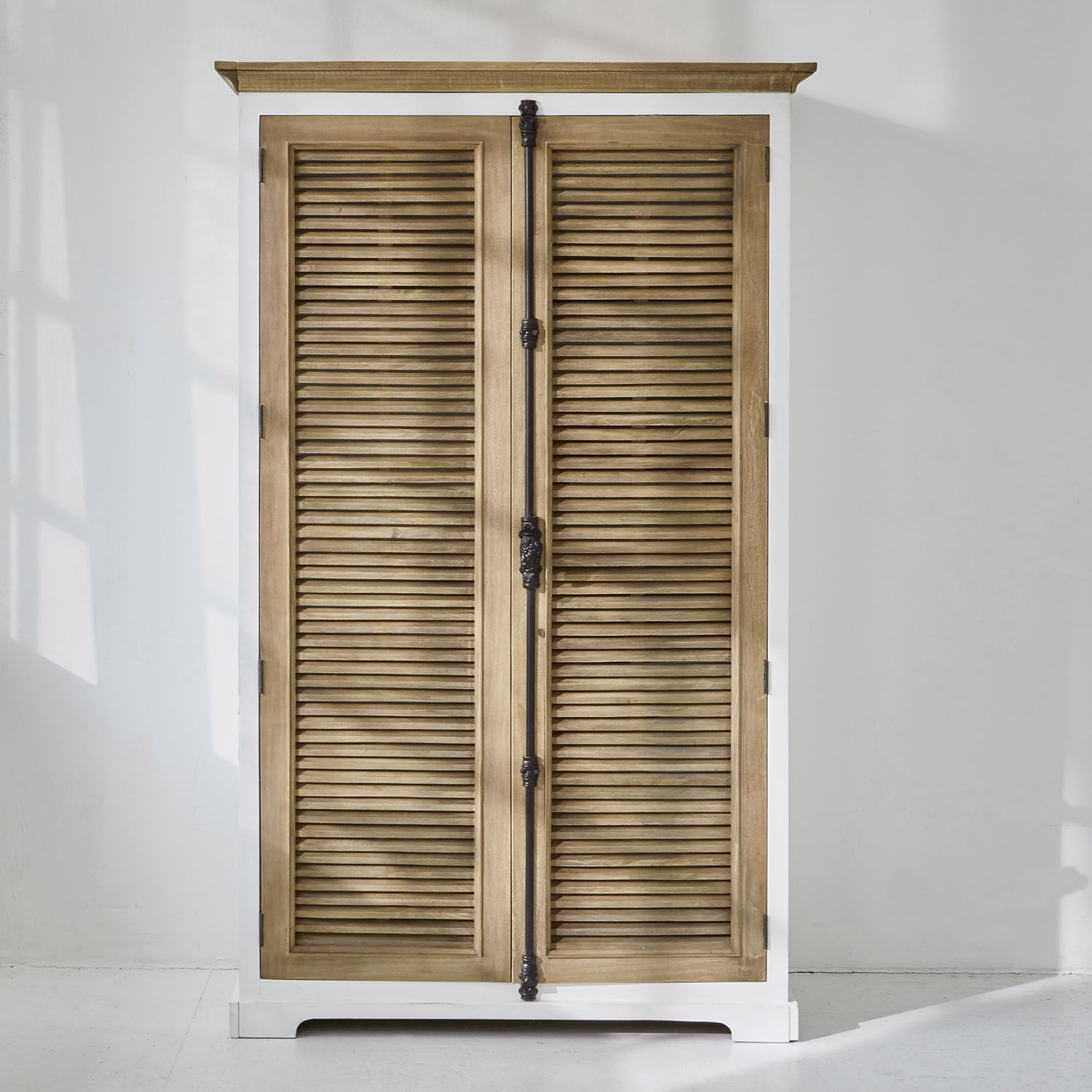 Kast Comtois Houten kast met wit frame en natuurlijke lamellen deuren, vintage opbergmeubel