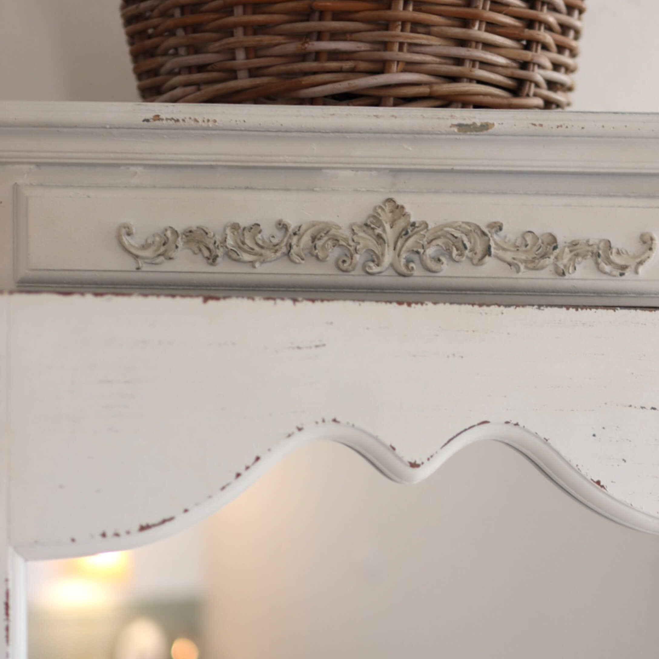 Wit houten meubel met decoratief gesneden patroon en verweerde vintage afwerking