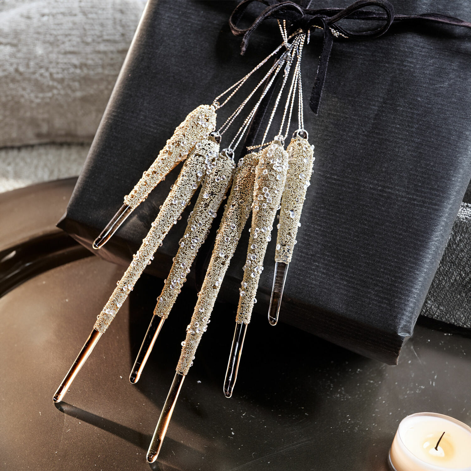 Hanger set van 6 Roussac Set van zes gouden glazen ijspegels met glitters op zwarte achtergrond, kerstdecoratie