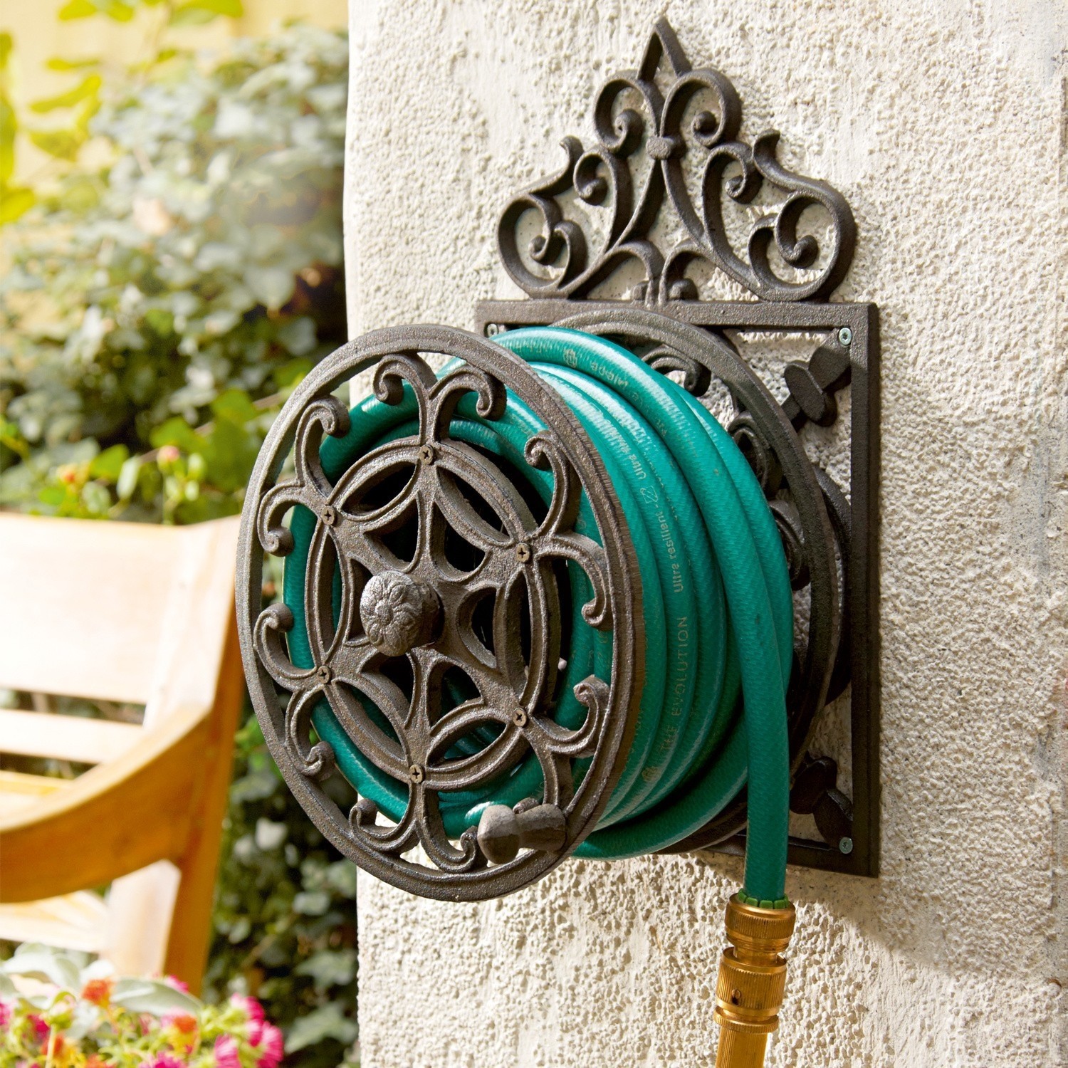 Tuinslanghaspel Trelly Decoratieve metalen wandhouder voor tuinslang met groene slang en messing koppeling buiten