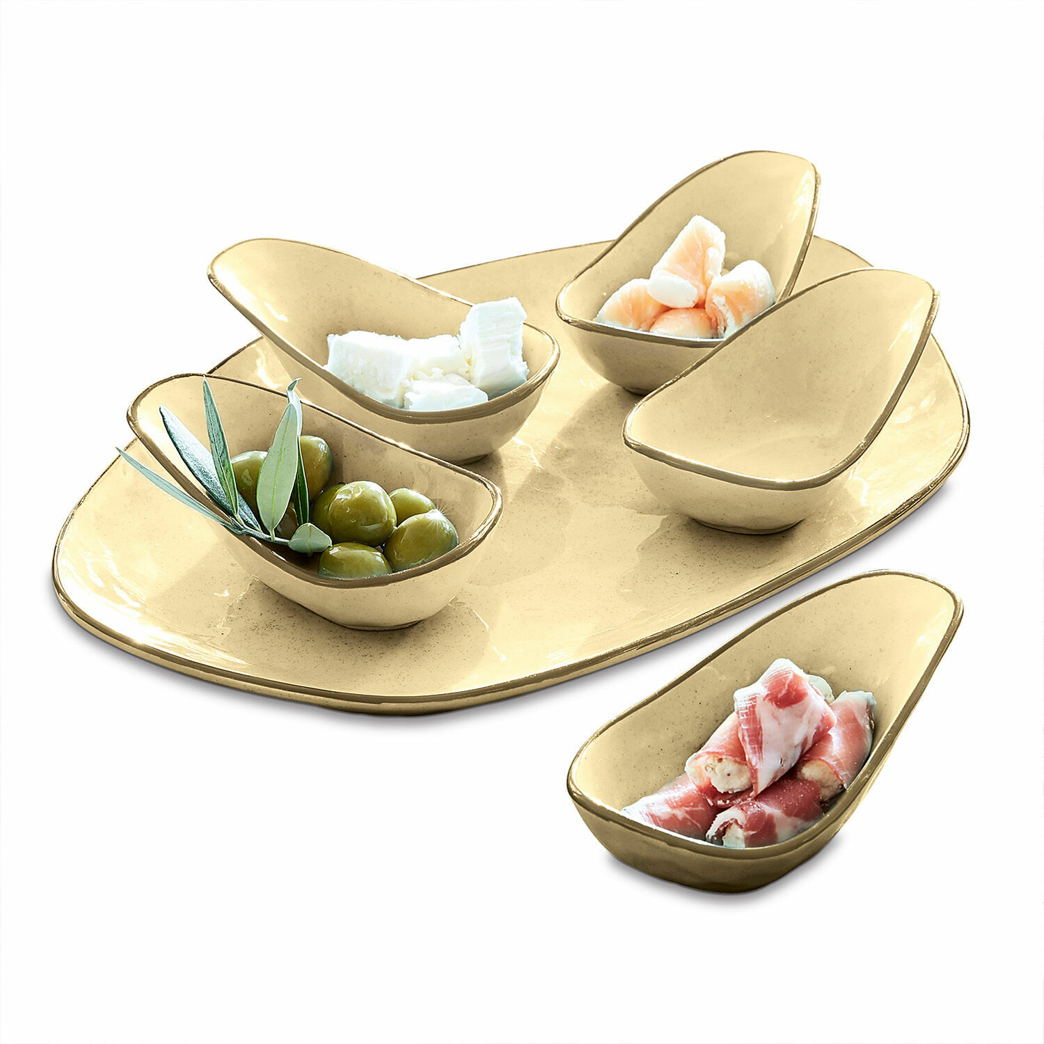 Set beige keramische schaaltjes en bord voor het serveren van hapjes en olijven