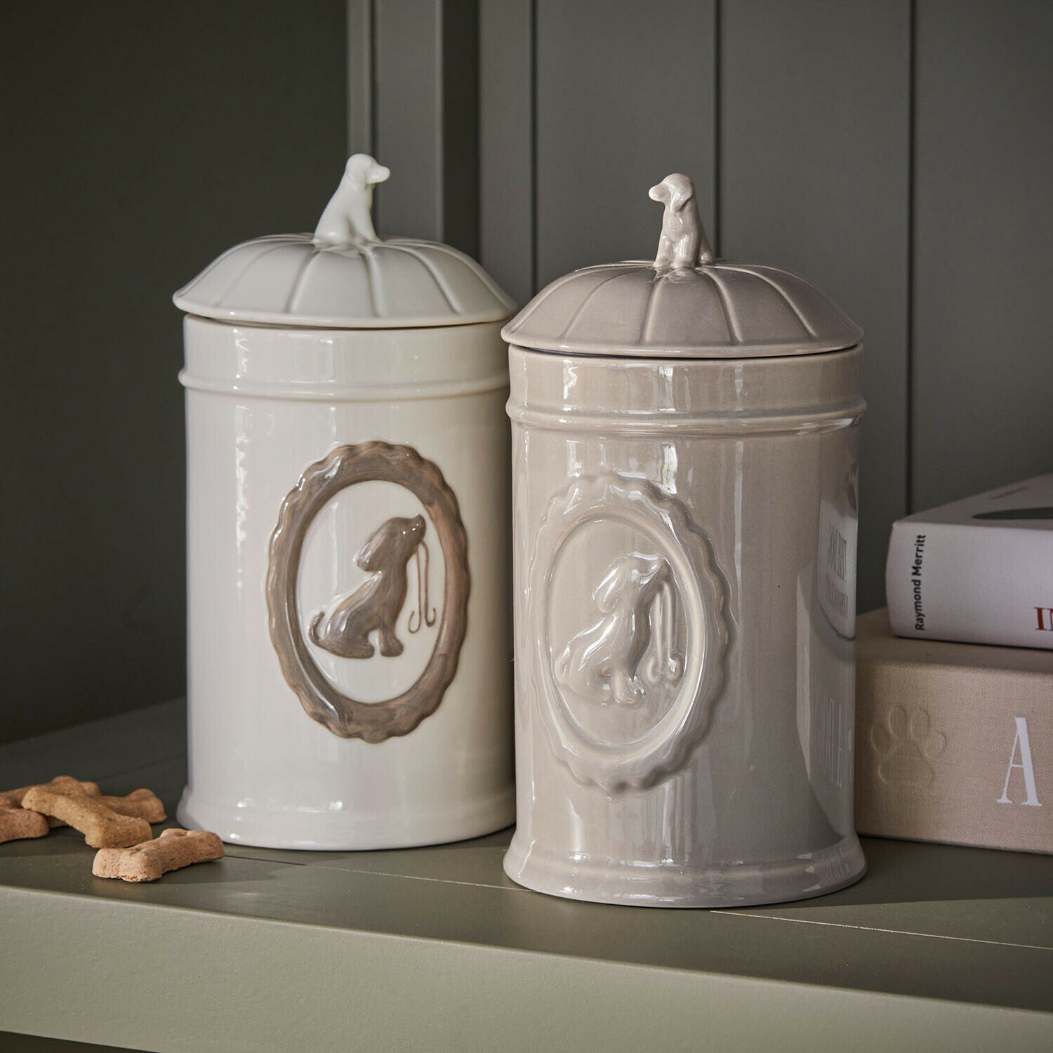 Pot set van 2 Ruunja Keramische hondenkoekjespotten in wit en beige met honddecoratie, stijlvol en functioneel