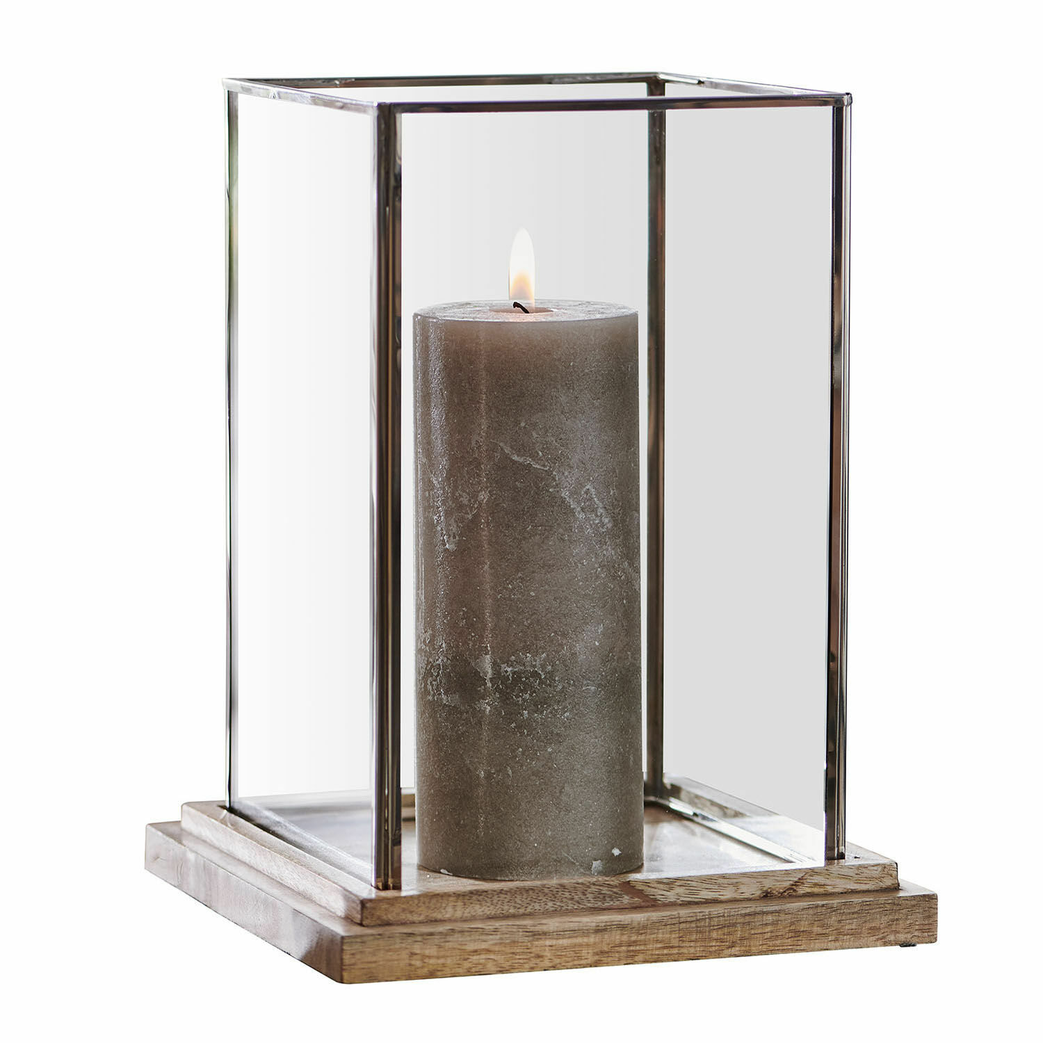 Glazen lantaarn met metalen frame en houten voet met grijze brandende kaars binnenin