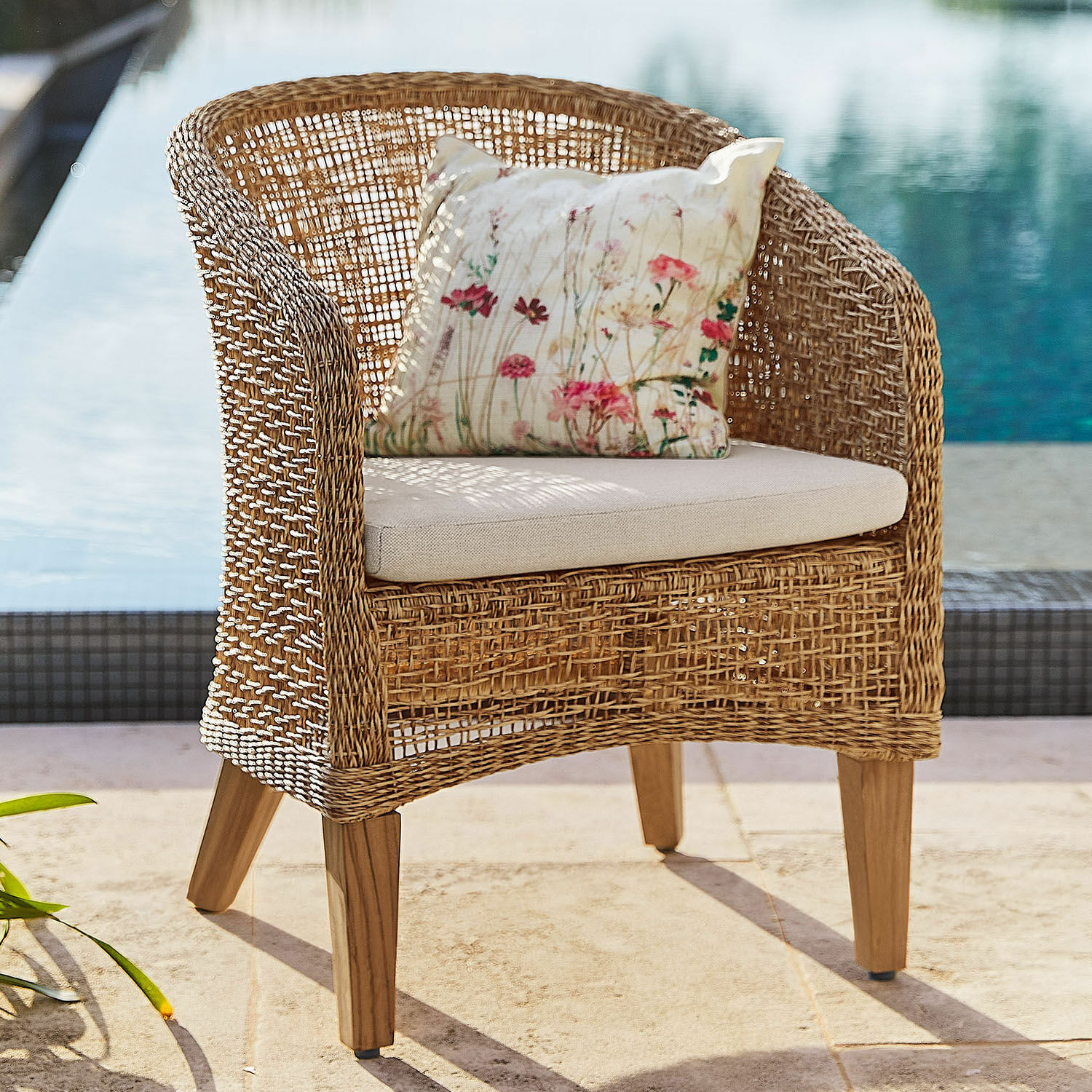 Fauteuil Redcliffe Rotan stoel met licht kussen en bloemenhoes, perfect voor tuin en terras