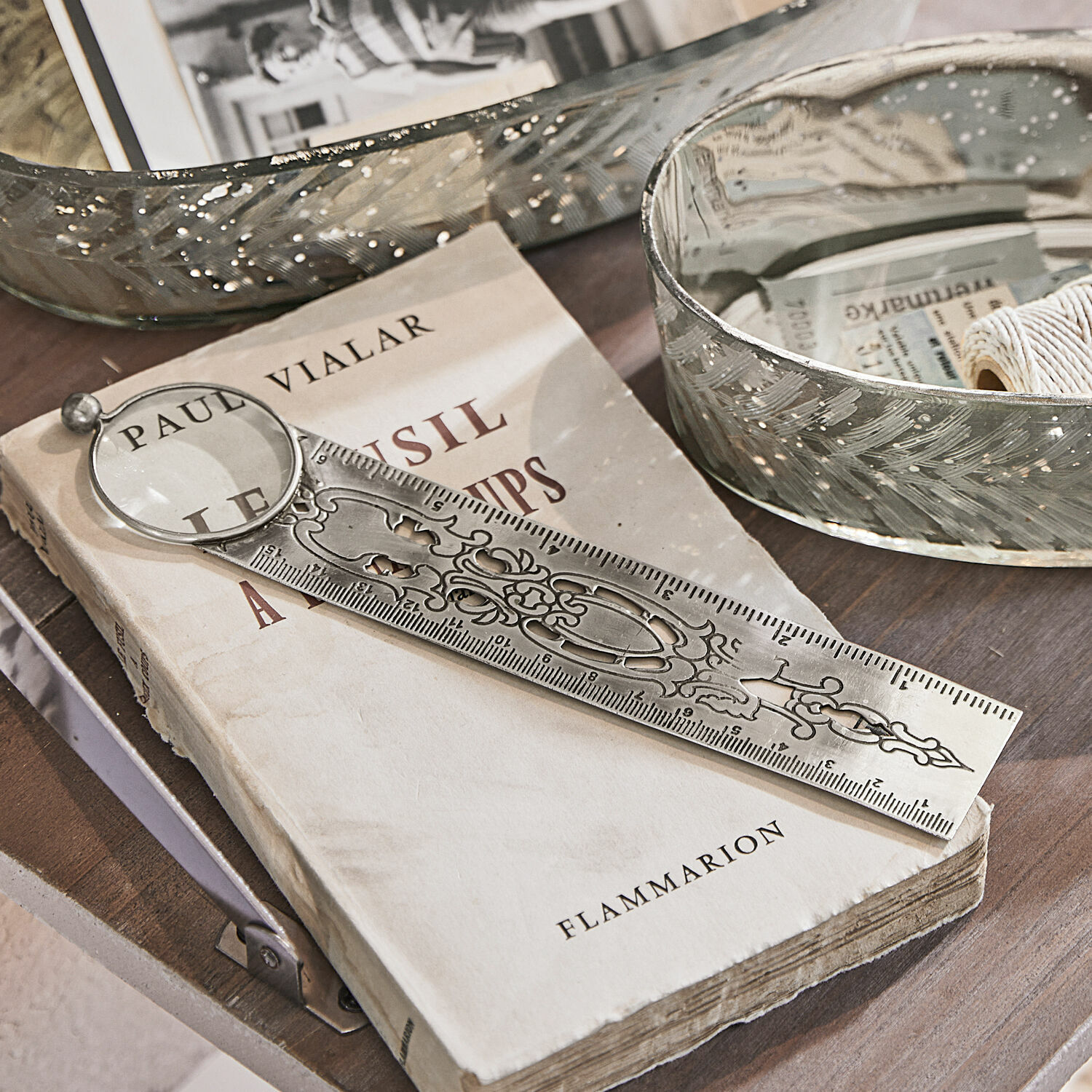 Boekenlegger Hallie Metalen liniaal met vergrootglas op oud boek, decoratief lees- en meetinstrument