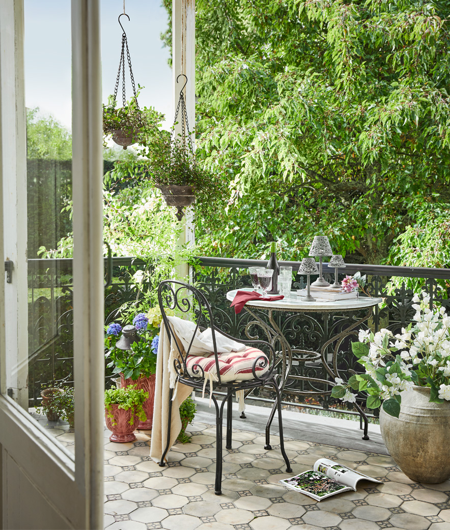 Romantisch balkon in het groen