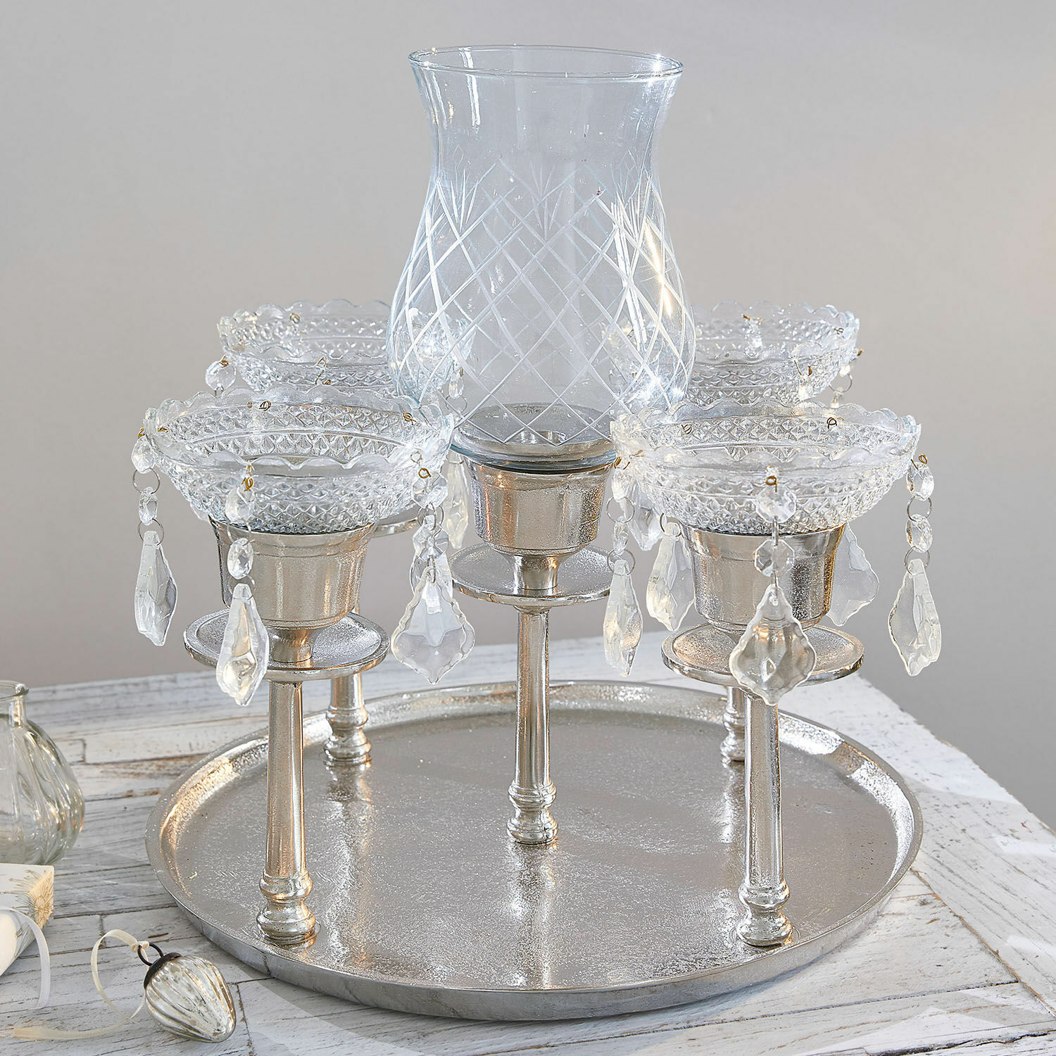 Kaarsenhouder Shaws Decoratieve kandelaar van glas en zilverkleurig metaal met kristallen hangers op een schaal