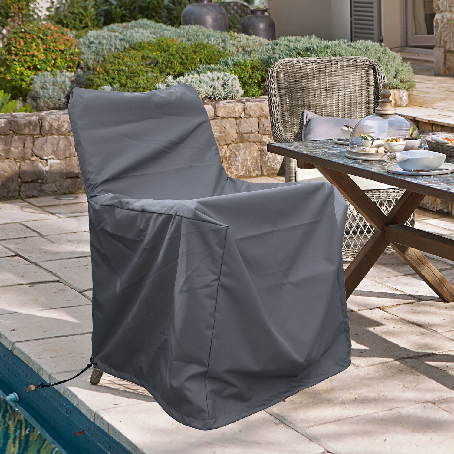 Grijze waterdichte hoes voor tuinstoel ter bescherming van het terrasmeubilair
