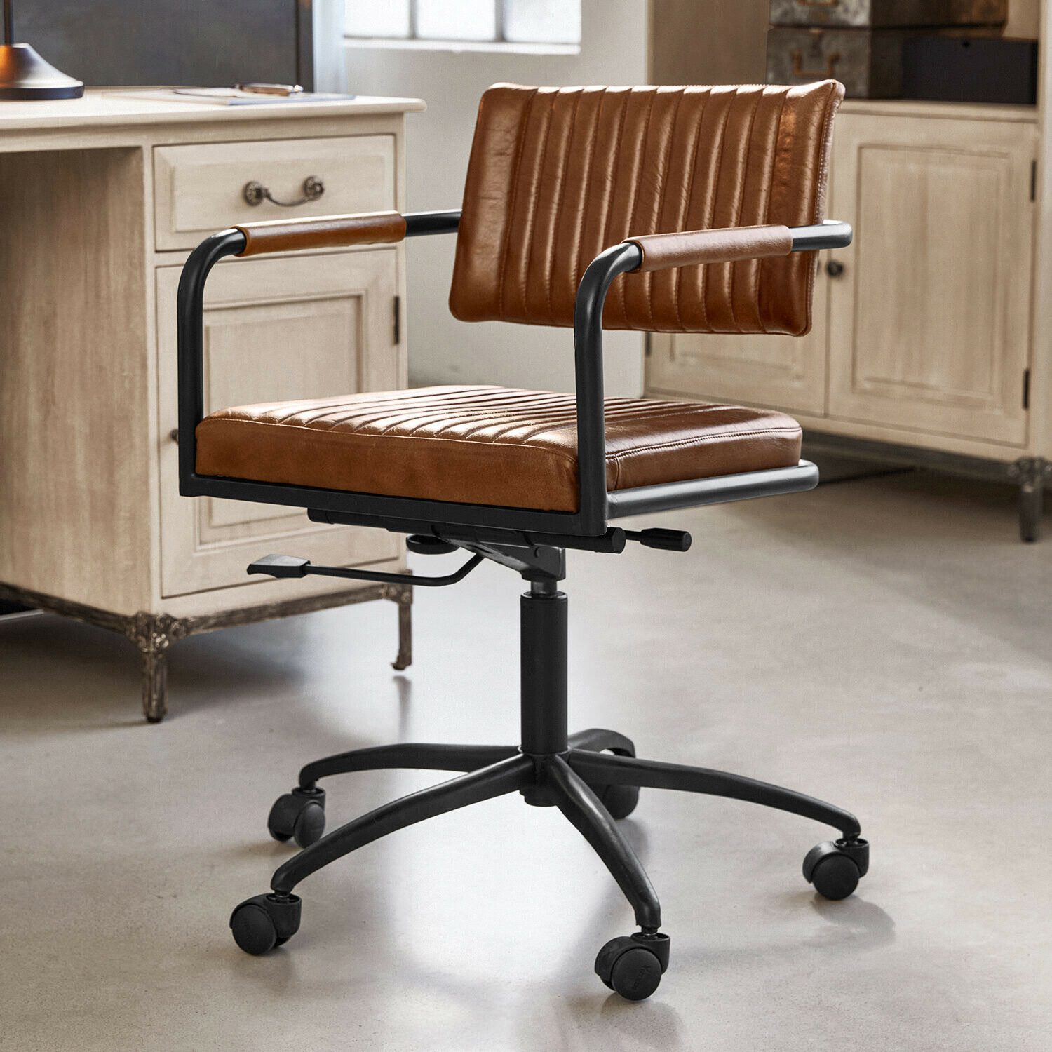 Bureaustoel Awanian Draaibare bureaustoel van bruin leer met zwart metalen frame, comfortabel en stijlvol