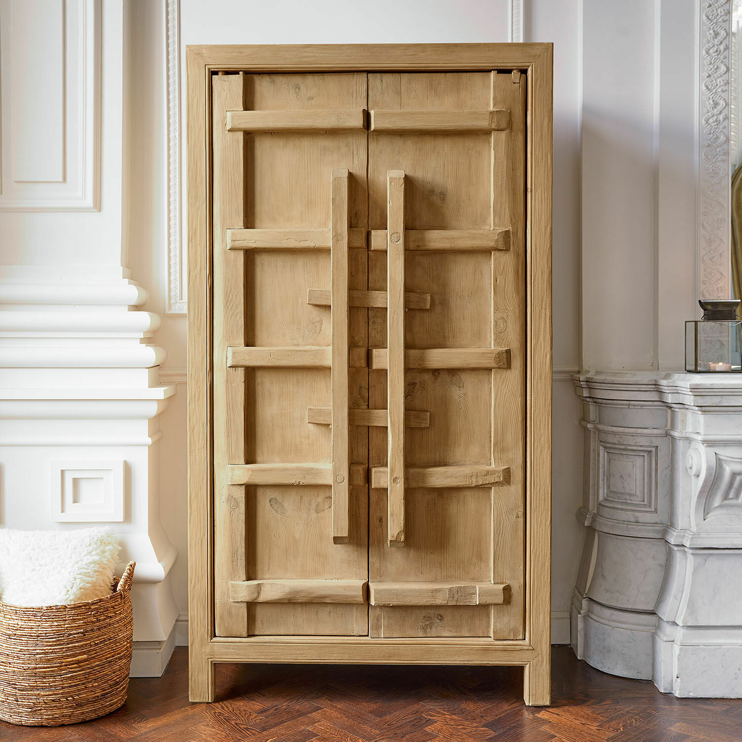 Kast Trésorique Kast van natuurlijk hout met decoratieve handgrepen, stijlvolle meubel voor woonkamer