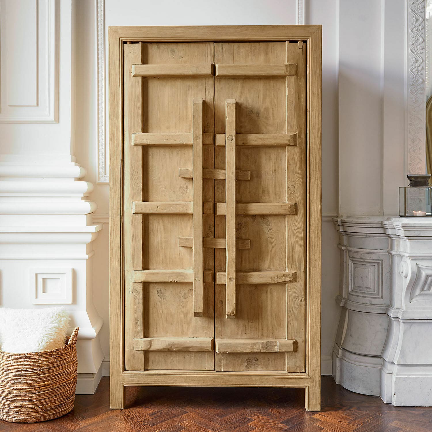 Kast Trésorique Kast van natuurlijk hout met decoratieve handgrepen, stijlvolle meubel voor woonkamer