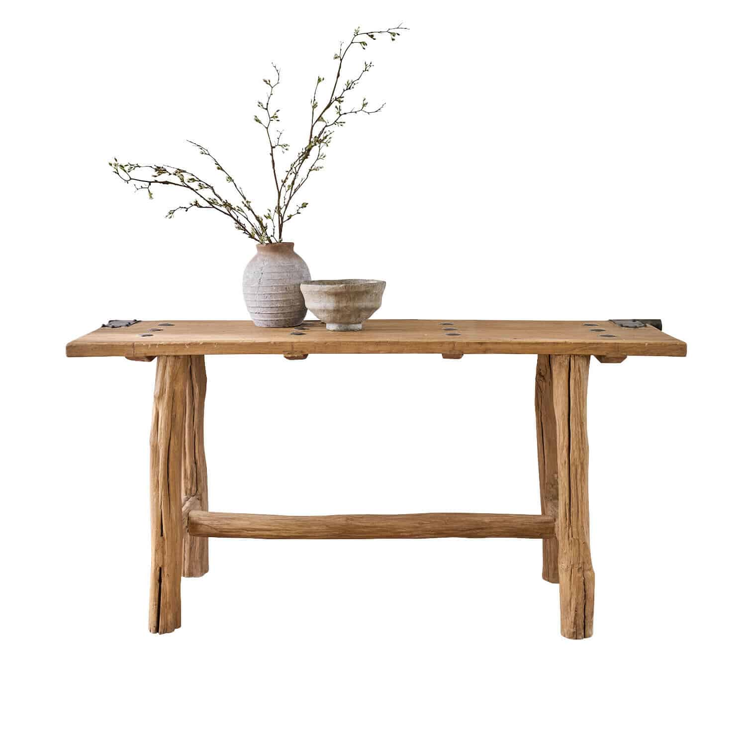 Wandtafel Crestmoore Rustieke tafel van natuurlijk teakhout met keramische vaas en schaal op het blad