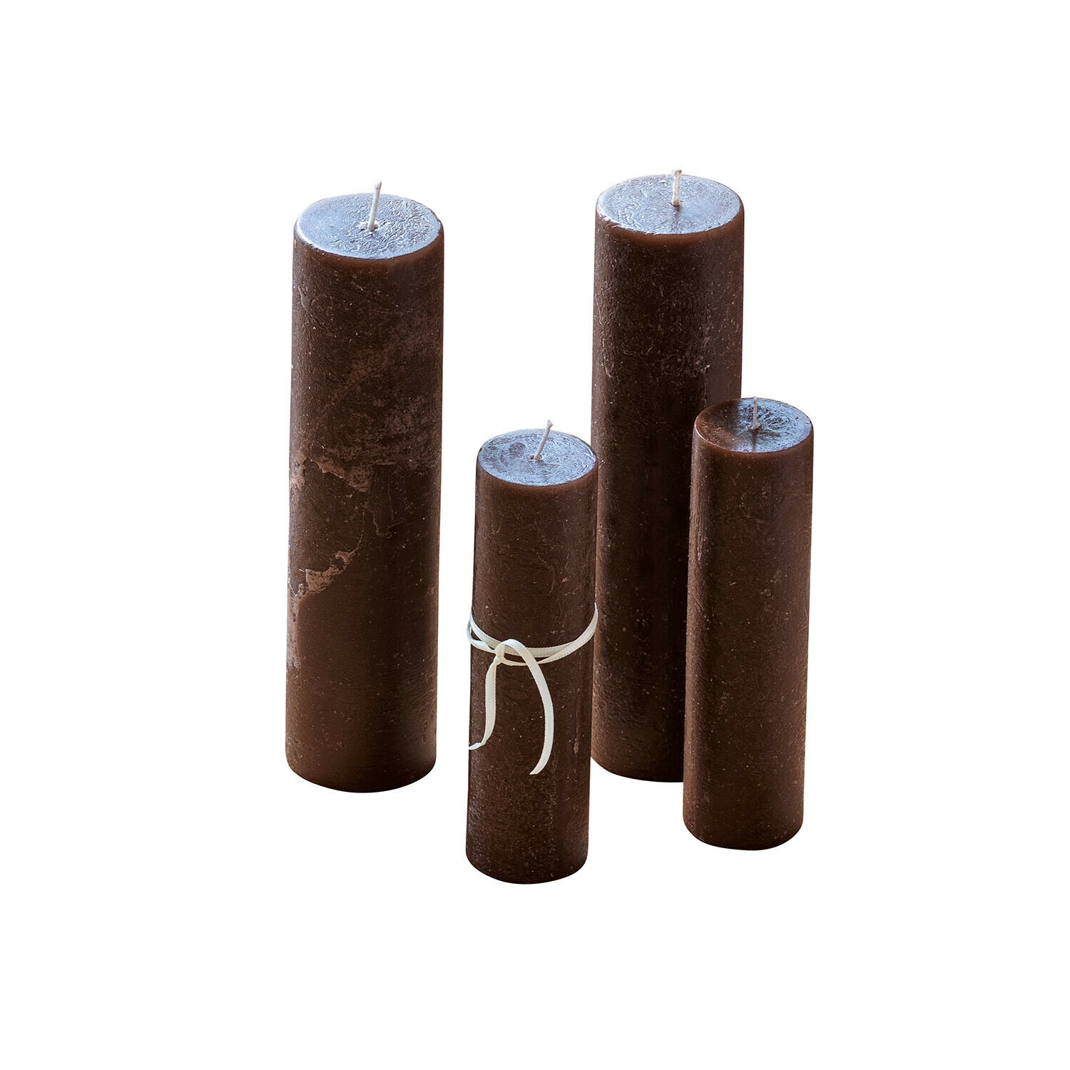 Kaars set van 4 Avinal Set van vier bruine stompkaarsen van was in verschillende hoogtes voor interieurdecoratie