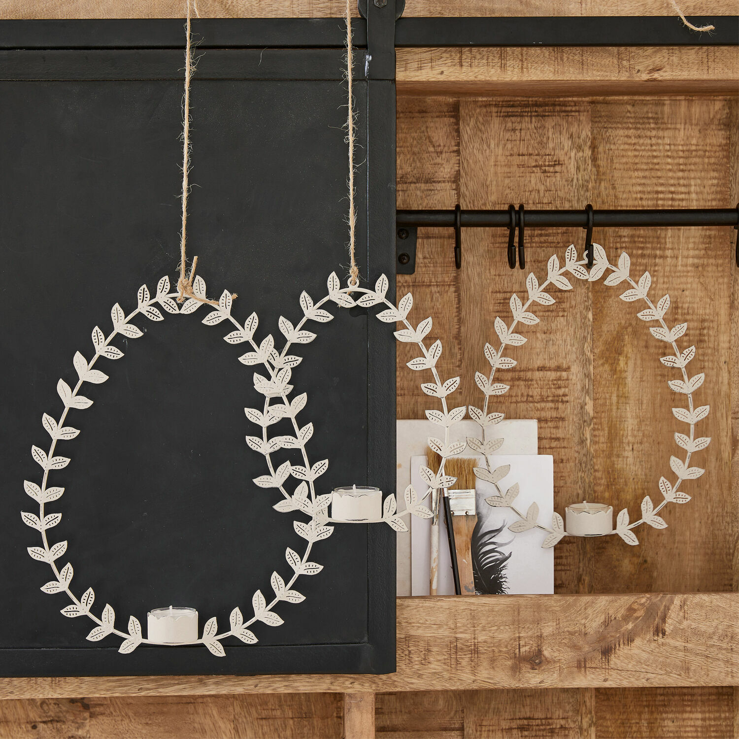 Hangwindlicht set van 3 Guelph Witte metalen hangdecoratie met bladeren en kaarshouder, rustieke woonaccessoire