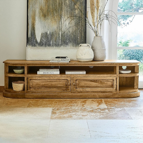 Lage houten tv-kast in natuurlijke kleur met planken en lades voor woonkamer