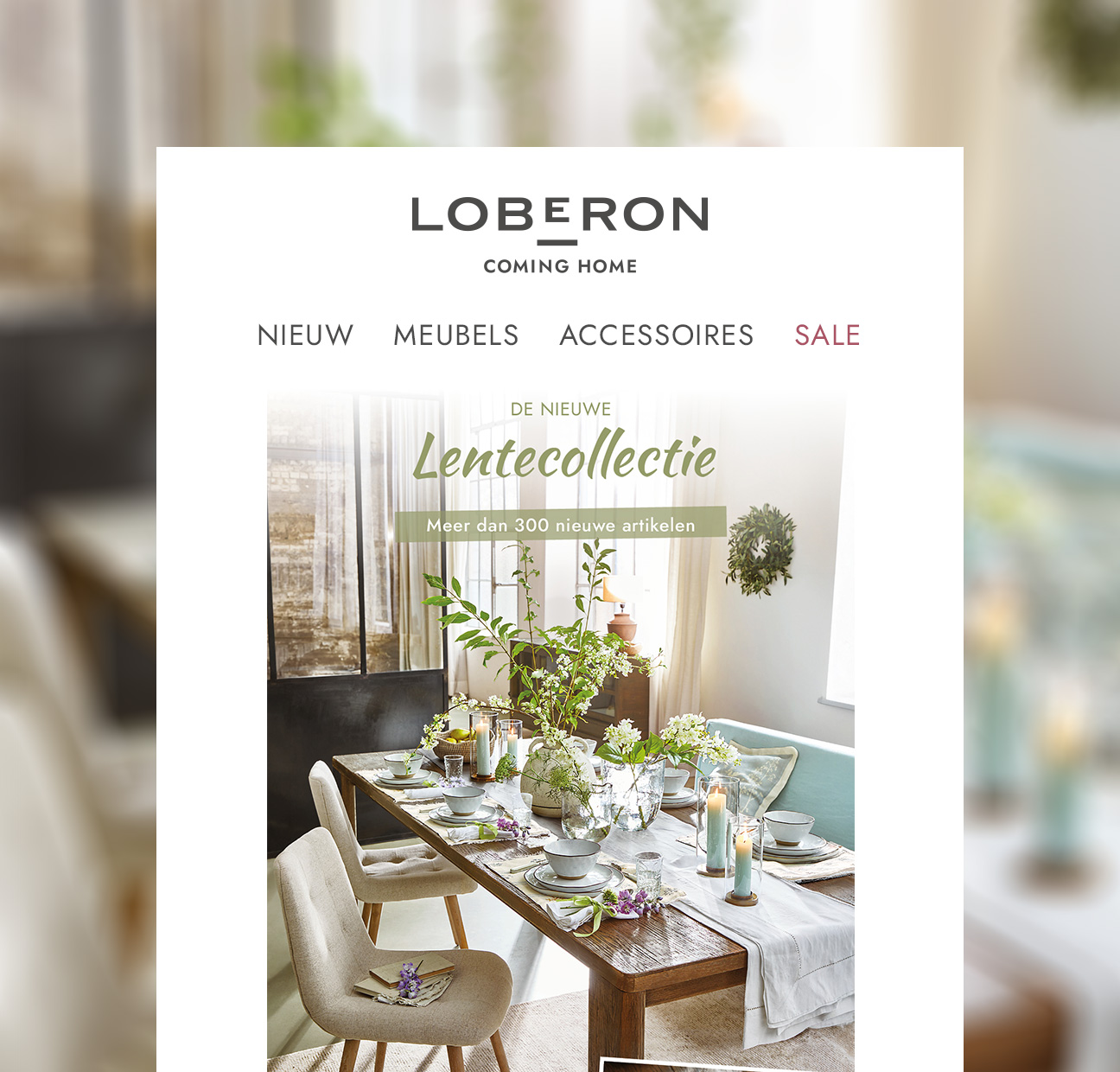 Eetkamer met houten tafel, crèmekleurige stoelen en lentebloemen en kaarsen als decoratie