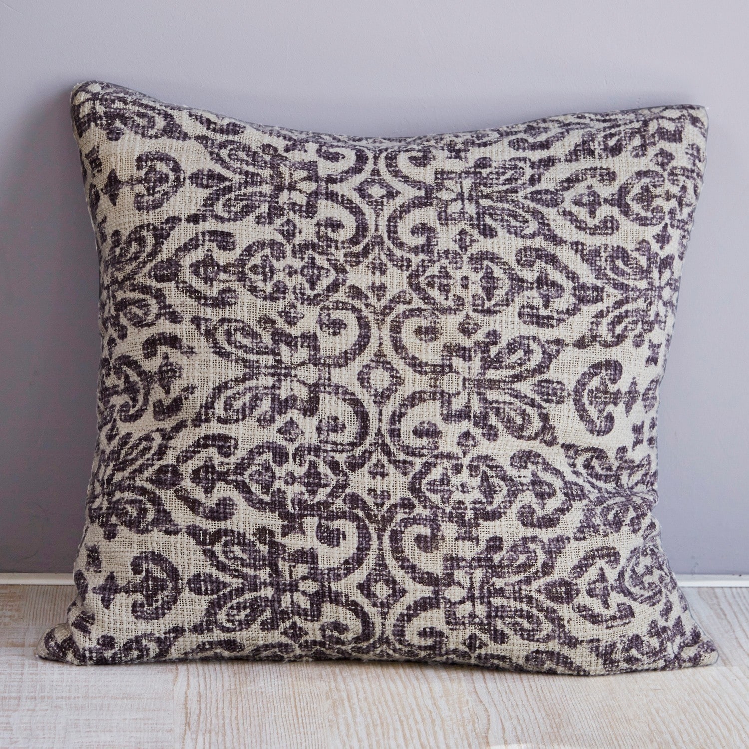 Decoratief katoenen kussen in crème met grijs patroon, perfect voor woonkamer en slaapkamer