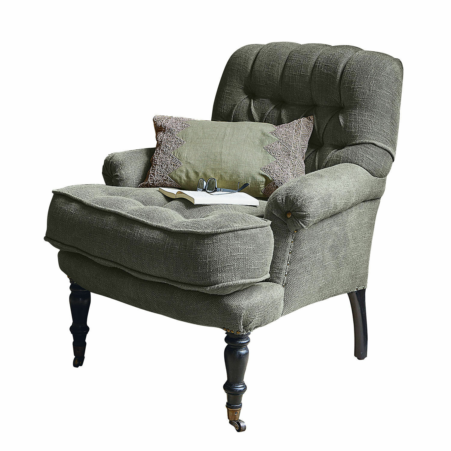 Stoel Gyldford Grijze gestoffeerde fauteuil met sierkussen en houten poten op wieltjes, comfortabele stoel