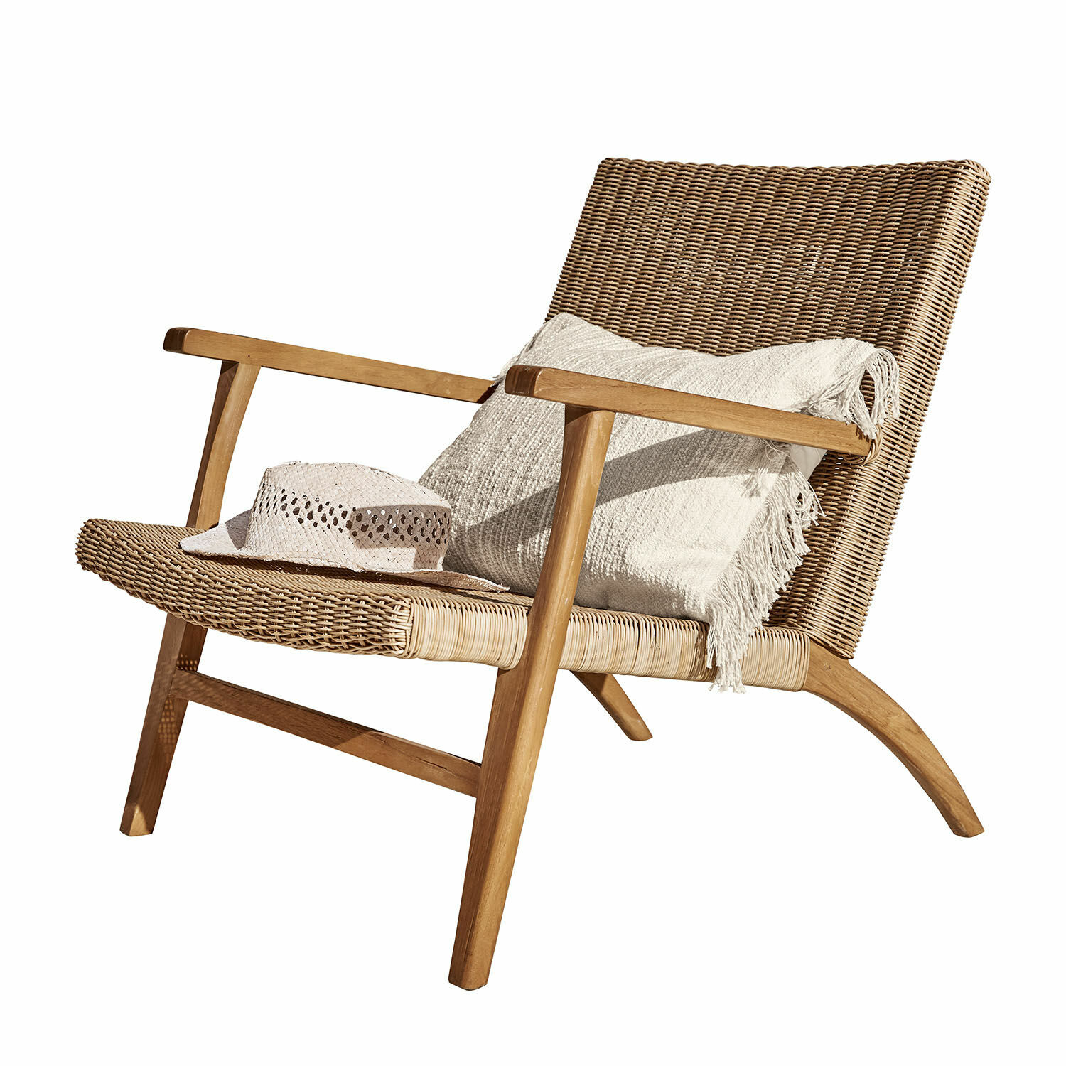 Stoel van rotan en teakhout in natuurlijke kleur met licht kussen en hoed