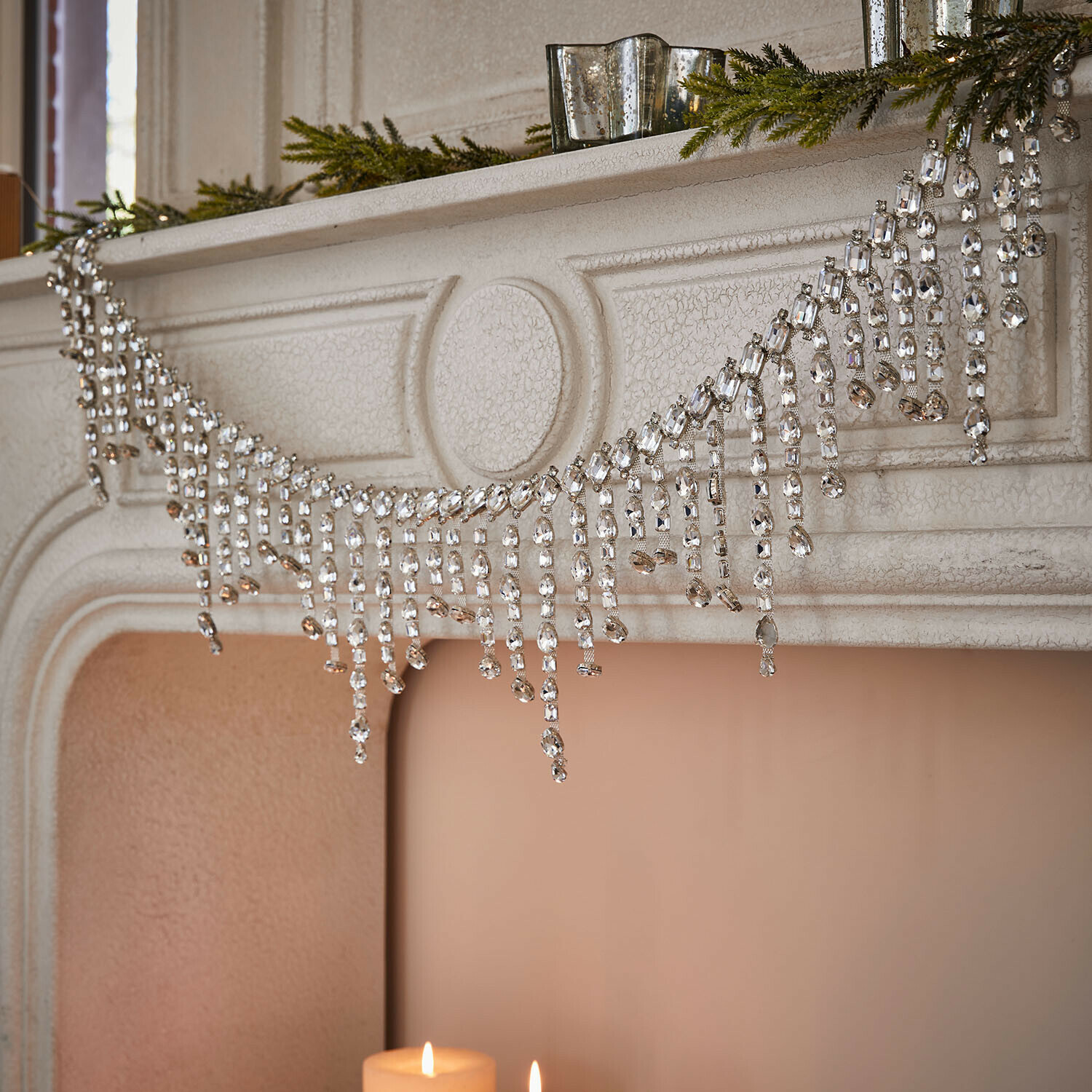 Guirlande Nastis Decoratieve kristallen slinger aan witte open haard, feestelijke woondecoratie