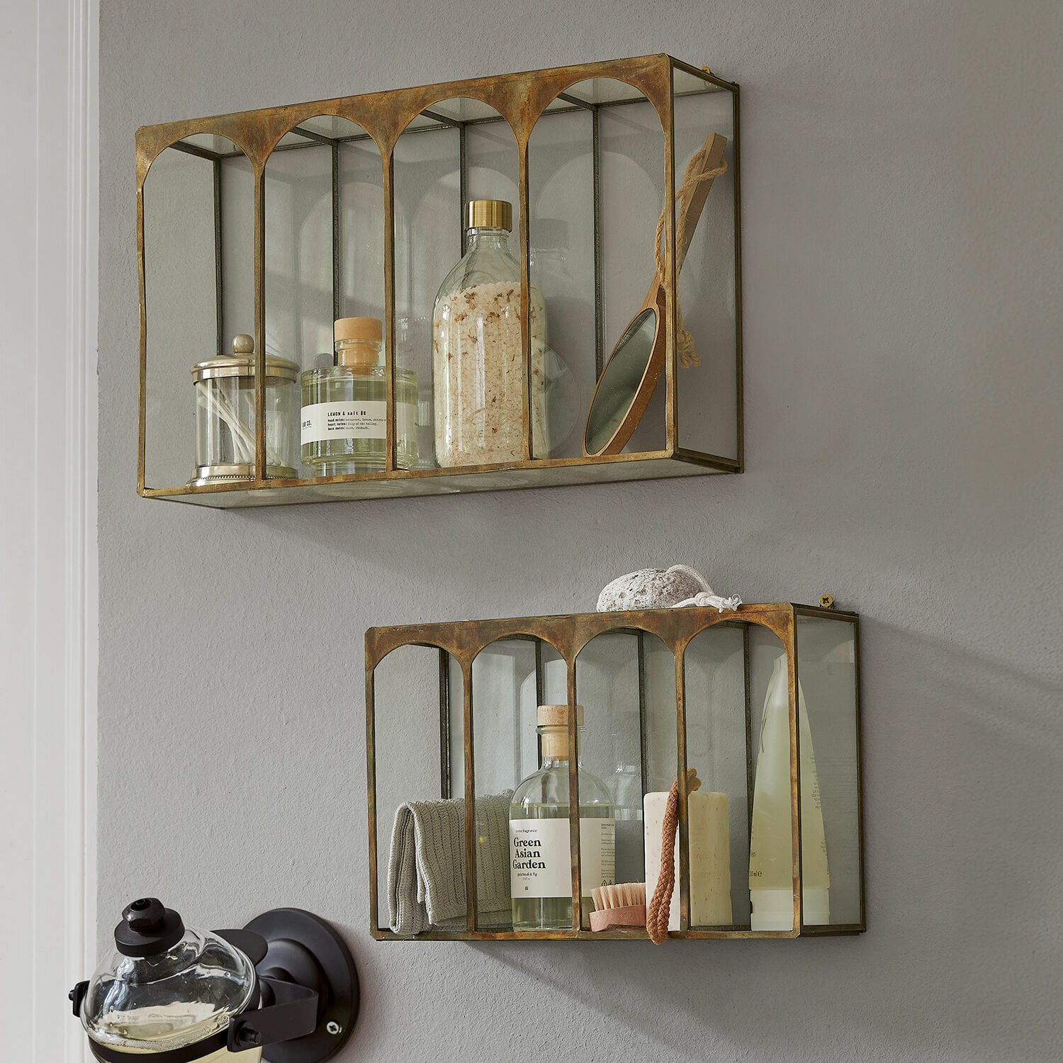 Wandrek set van 2 Jaelani Set van twee glazen wandplanken met messingkleurig metalen frame voor het opbergen van cosmetica