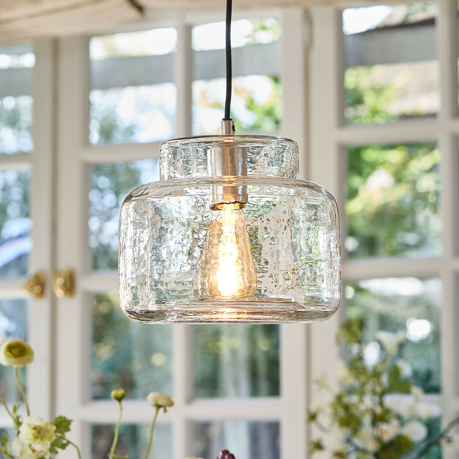 Hanglamp van helder, gestructureerd glas met warm licht van gloeilamp voor binnengebruik