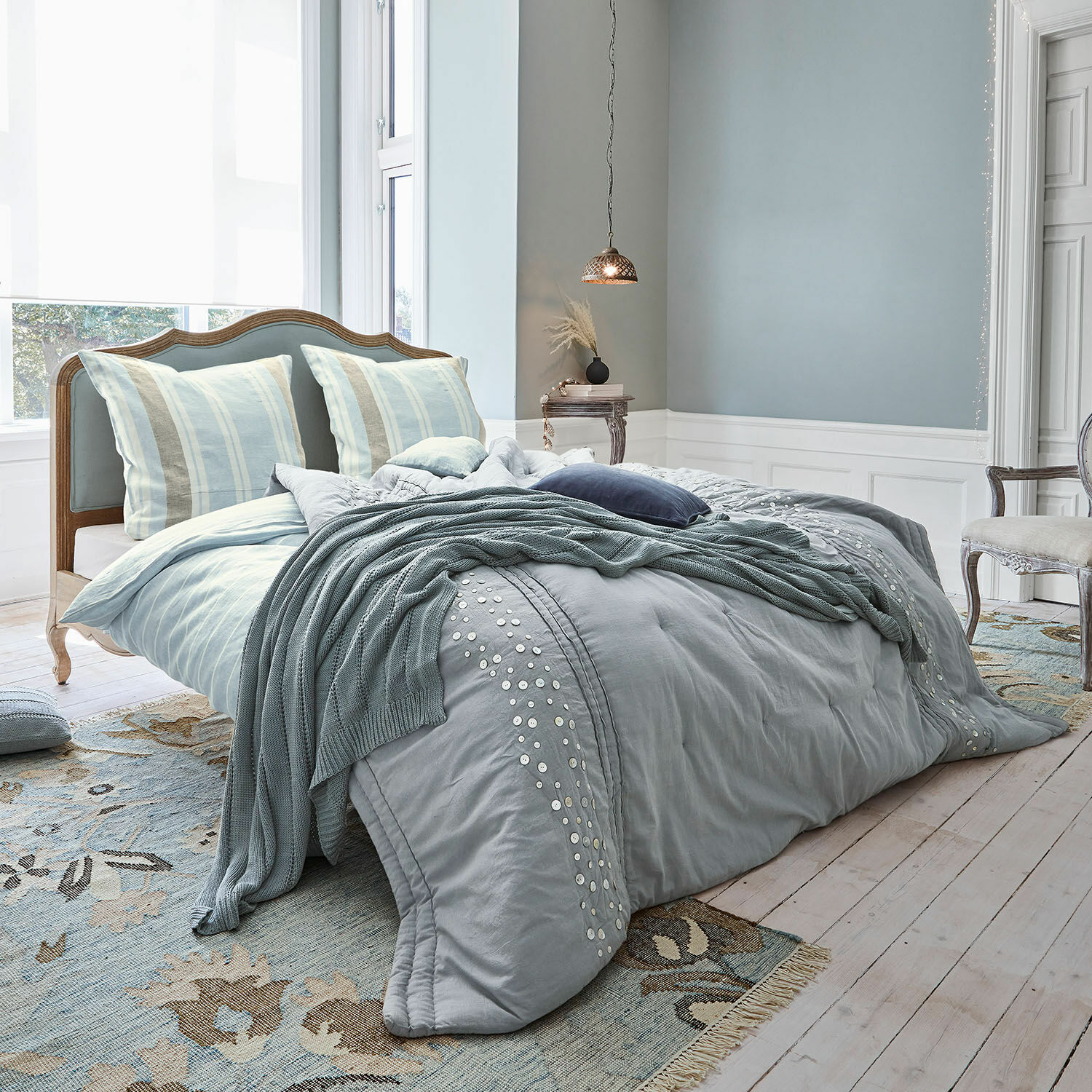 Bed Serravalle Slaapkamer met blauw bed, katoenen beddengoed met decoratieve knopen en bijpassend deken