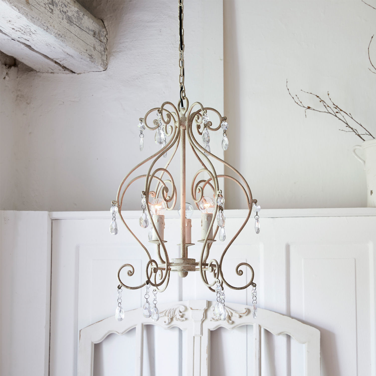 Kroonluchter Manor Vintage metalen kroonluchter in beige met kristallen hangers voor stijlvolle woonkamer