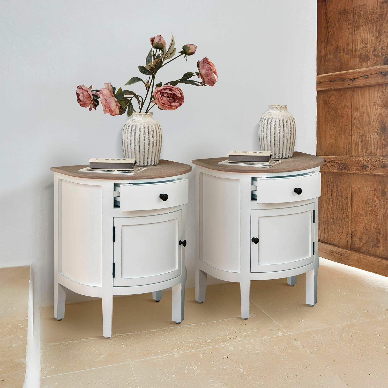 Nachtkastje set van 2 Arvelin Set van twee witte houten nachtkastjes met halfrond blad en decoratieve vaas met bloemen
