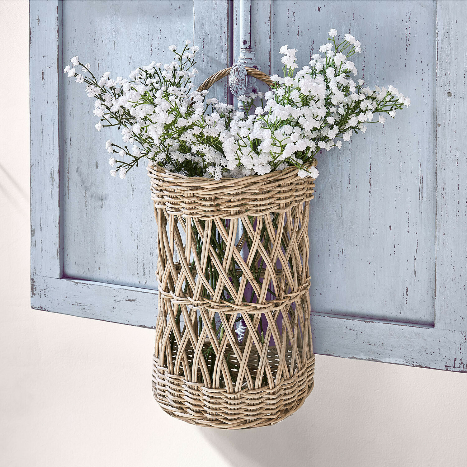 Hangmand Finara Hangende mand van natuurlijk riet met witte bloemen als wanddecoratie